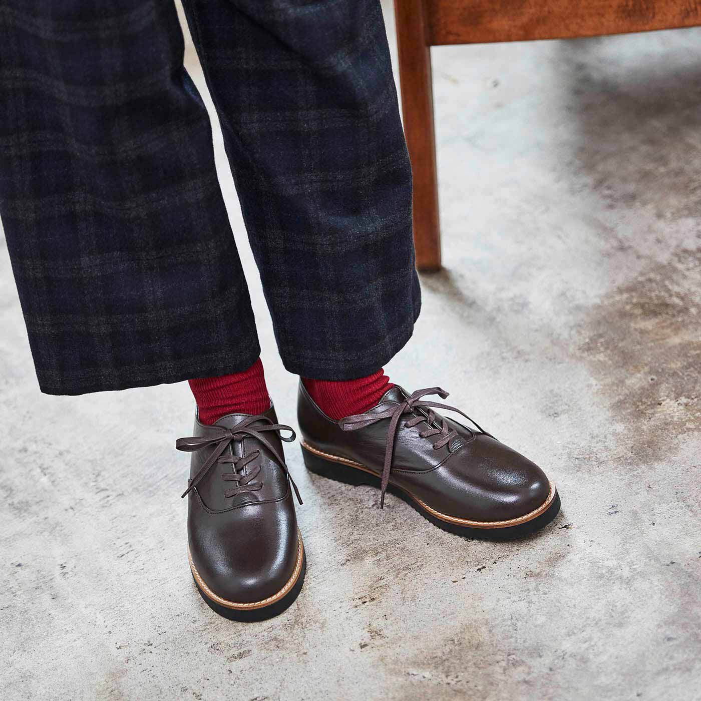 ＆Stories|長田の靴職人が作った 職人本革のポストマンシューズ〈ダークブラウン〉|足もとからコーデをぐっと引き締めて、カジュアルな着こなしもワンランク格上げしてくれます。