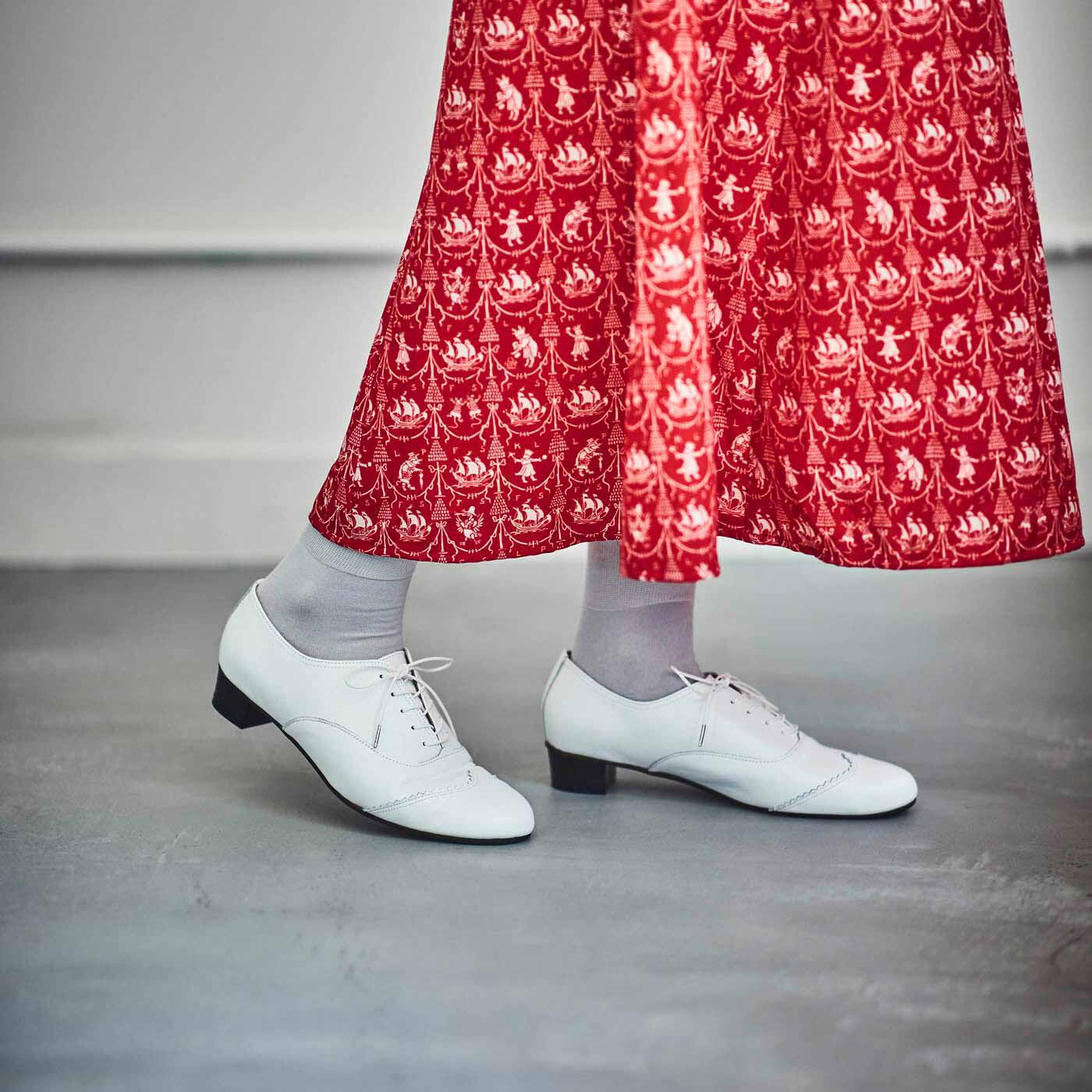 ＆Stories|長田の靴メーカーと作った 職人本革のレースアップシューズ〈ホワイト〉|ソールはクッション性に優れ、ほどよいヒール高でパンツもスカートもバランスよく着こなせます。