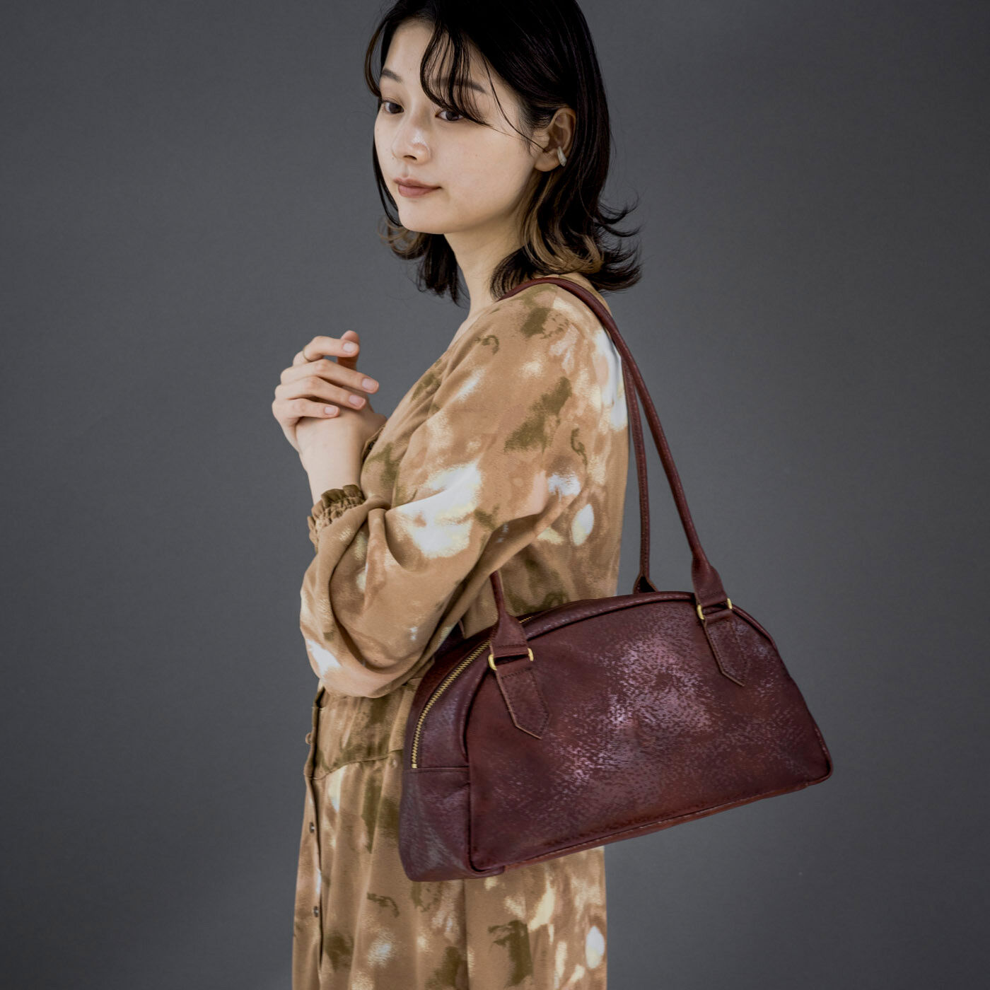 ＆Stories|ファッションスタイリストと作った　職人本革のスタイリストバッグ　〈ヴィンテージレッド〉|身長に関わらずバランスよく持つことができる持ち手の長さと細さがポイント。
