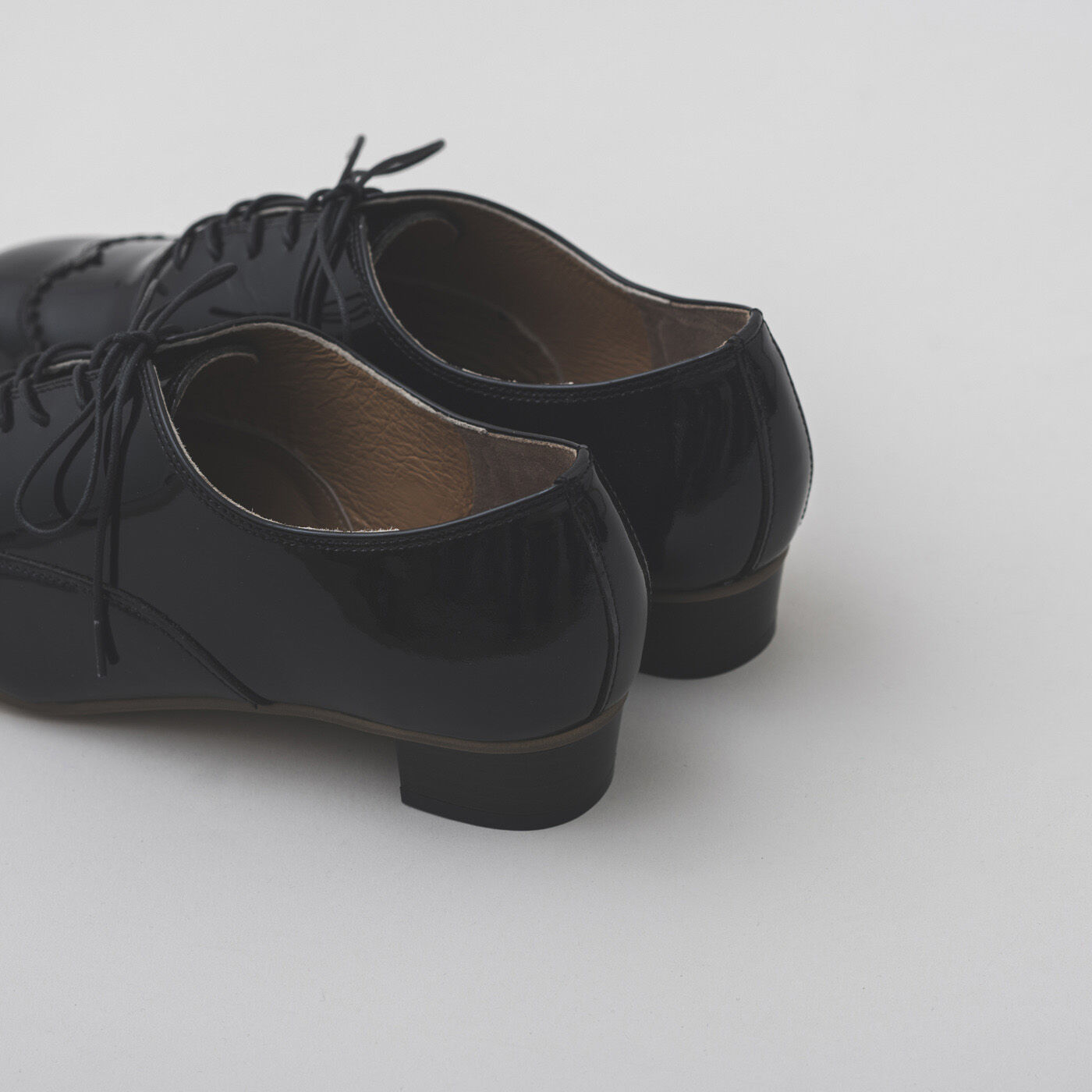 ＆Stories|長田の靴メーカーと作った 職人本革のエナメルレースアップシューズ〈ブラック〉