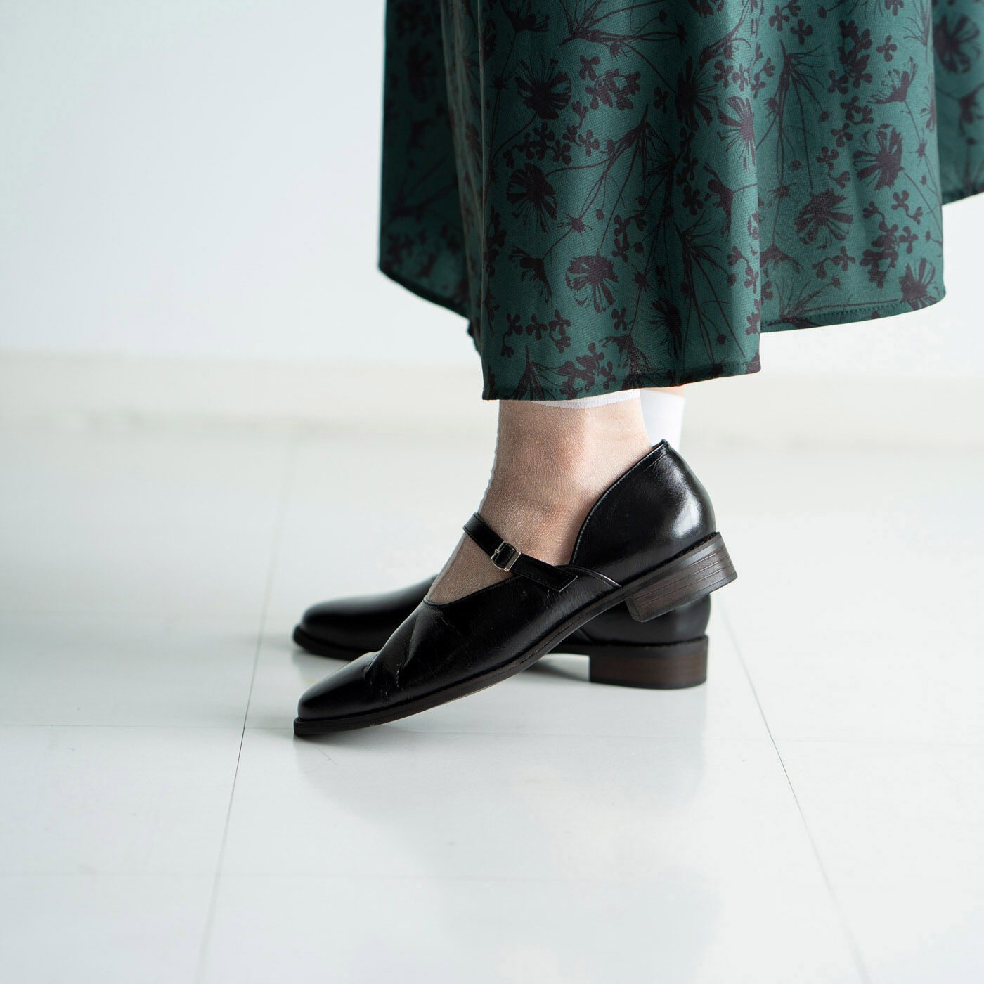 ＆Stories|靴デザイナーの理想で作った 職人本革のレジェルテシューズ〈ブラック〉|ほどよいヒール高で、パンツもスカートもバランスよく着こなせます。かかとのホールド感にもこだわりました。