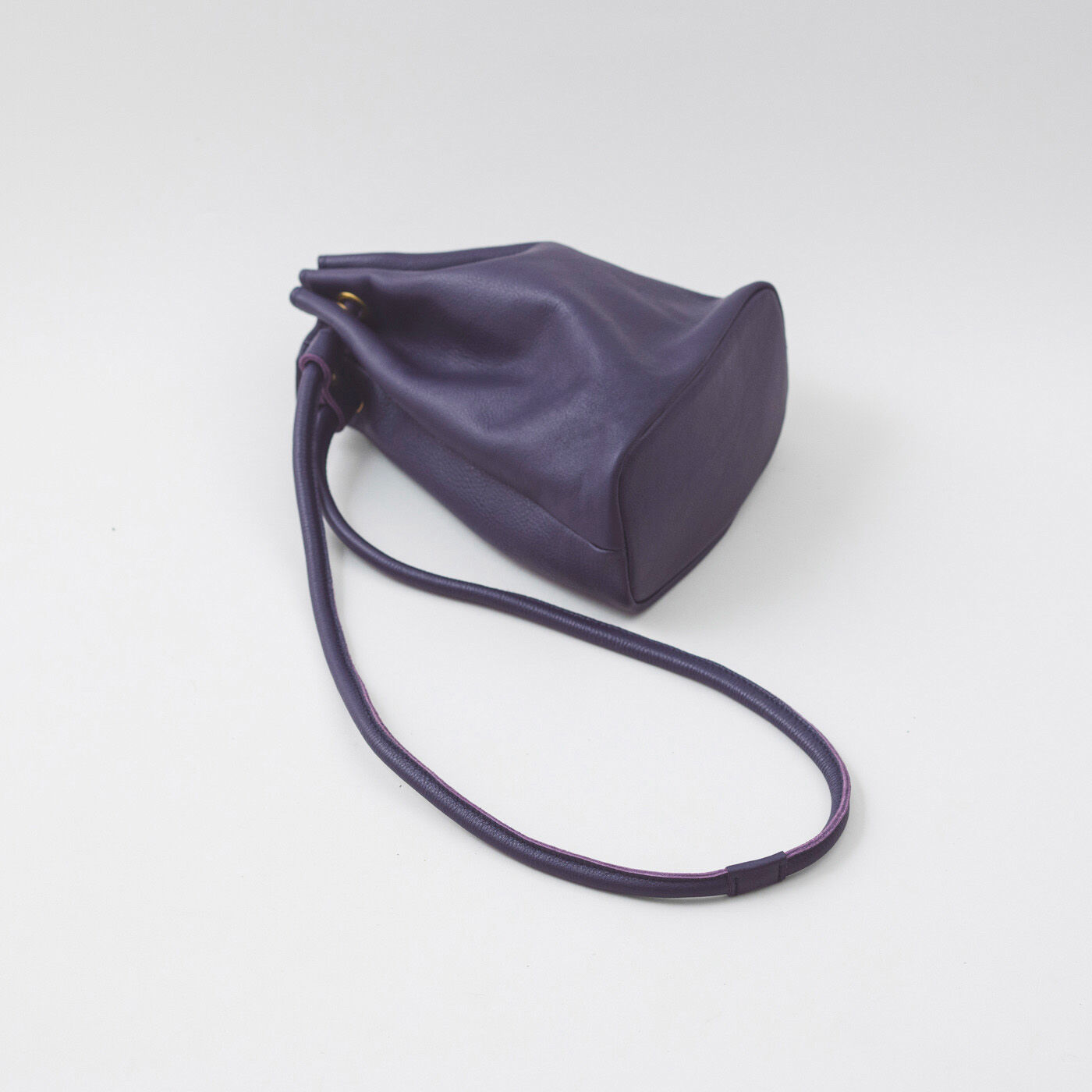 ＆Stories|福岡の鞄作家が作った 職人本革の巾着バッグ〈葡萄色〉|外側のやわらかな本革とコットン素材の裏地で、巾着をキュッと心地よく絞れます。
