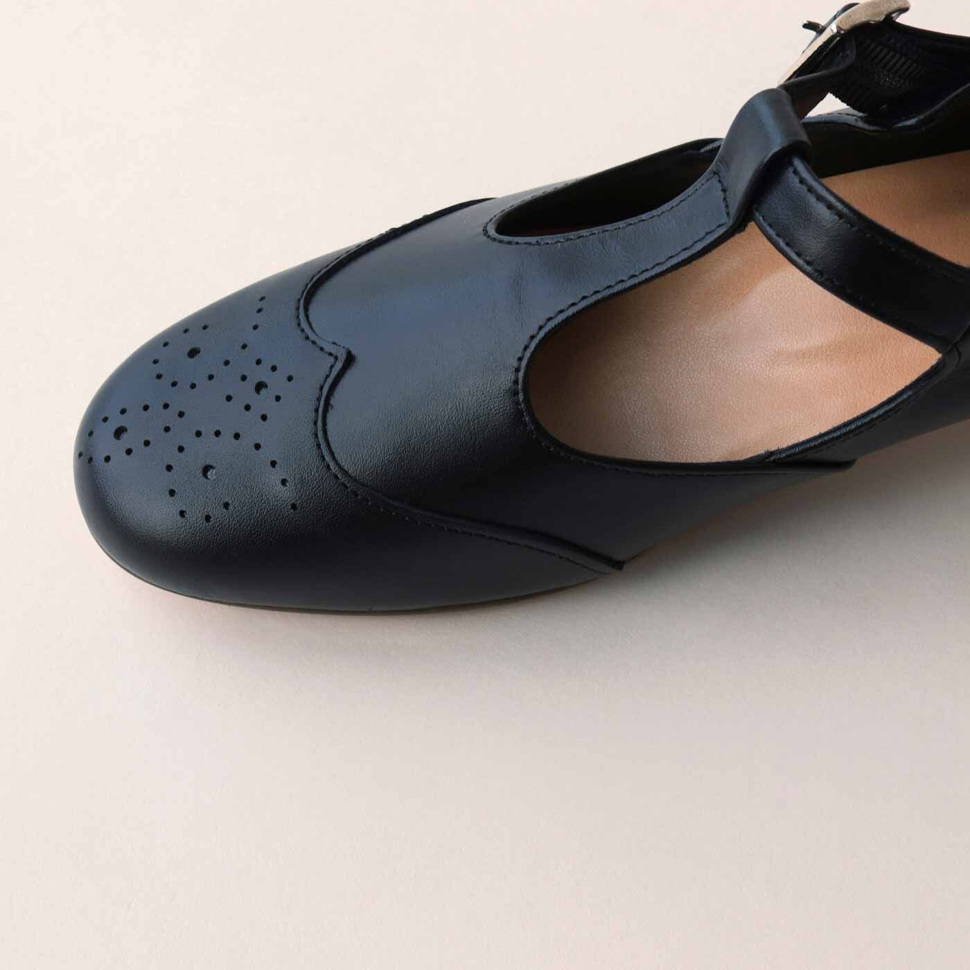 ＆Stories|靴デザイナーが欲しかった 職人本革のライトステップシューズ〈ブラック〉|つま先には穴飾りをあしらってアクセントに。
