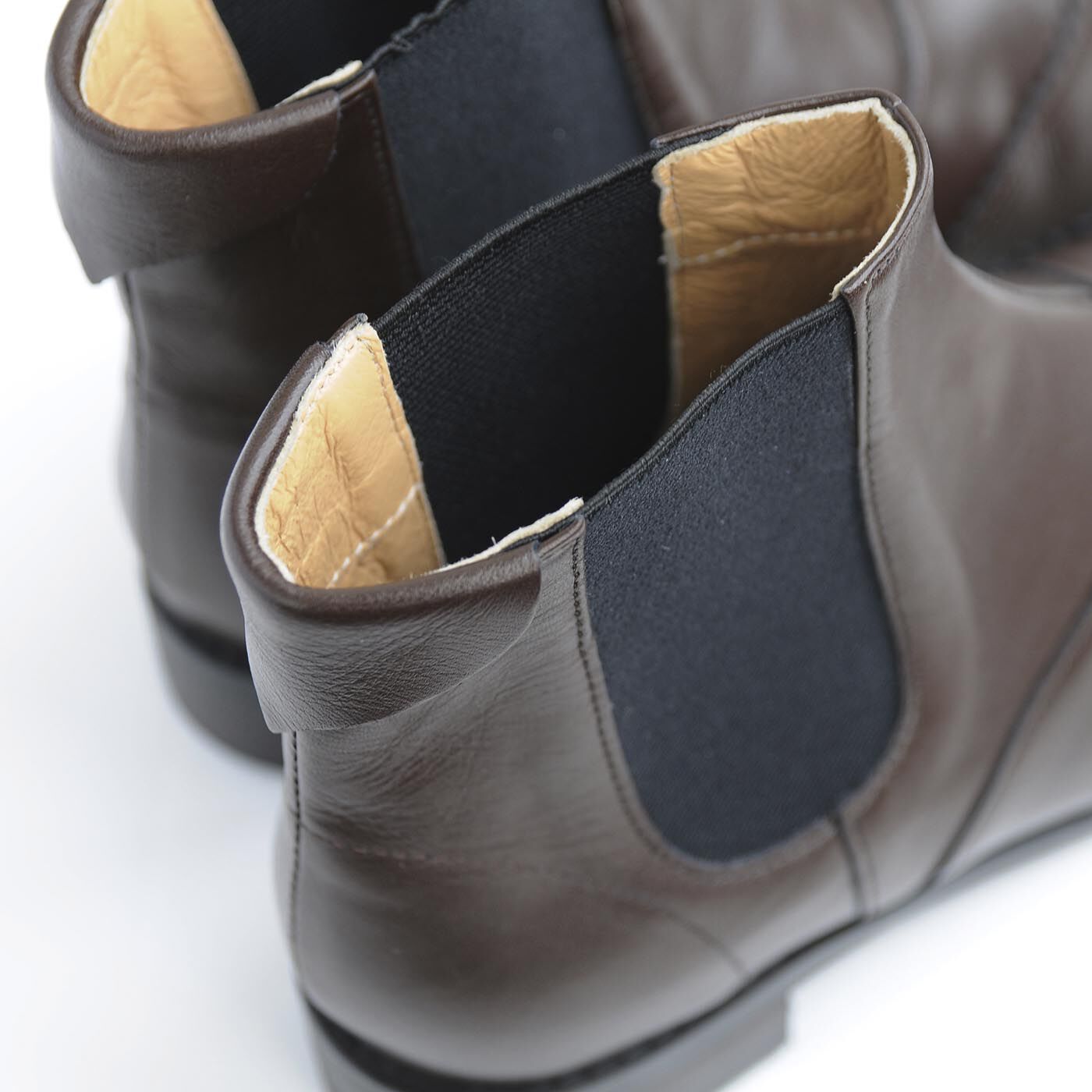 ＆Stories|長田靴職人の本革仕立て 凛々しいサイドゴア レザーブーツ〈ブラウン〉[本革 ブーツ：日本製]|両サイドにゴム生地を使った履きやすいサイドゴア。