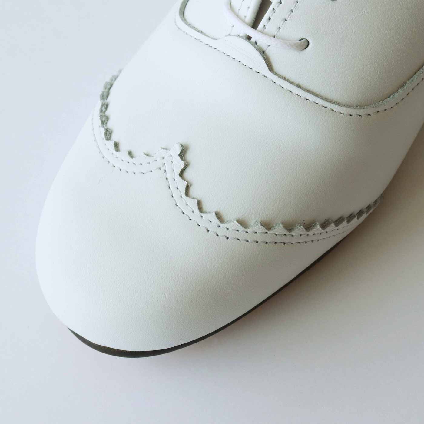 ＆Stories|長田の靴メーカーと作った 職人本革のレースアップシューズ〈ホワイト〉|幅広・甲高の足も包み込む心地よさと、足がすっきり見える長めのトゥ。