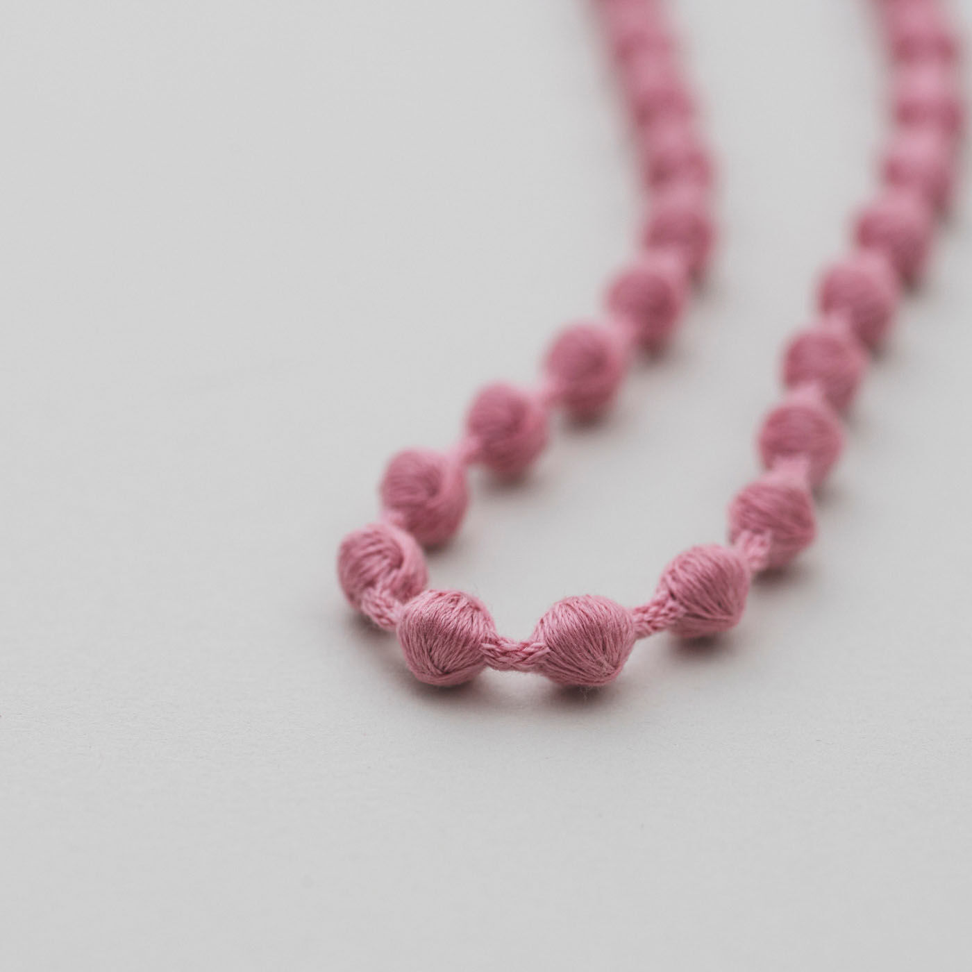 ＆Stories|群馬の刺繍工房が作った 糸の宝石のグラスコード〈ミスティーピンク〉|職人技と最先端の技術から生まれた球体刺繍は、宝石のような美しさ。
