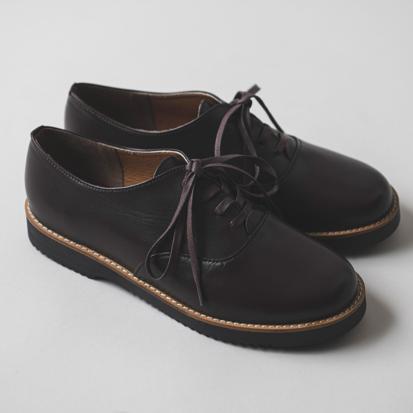 ＆Stories|長田の靴職人が作った 職人本革のポストマンシューズ〈ダークブラウン〉|一見するとブラック1色のような深いダークブラウンですが、実はダークブラウン×ブラックの2色遣いというおしゃれ上級者な仕様です。