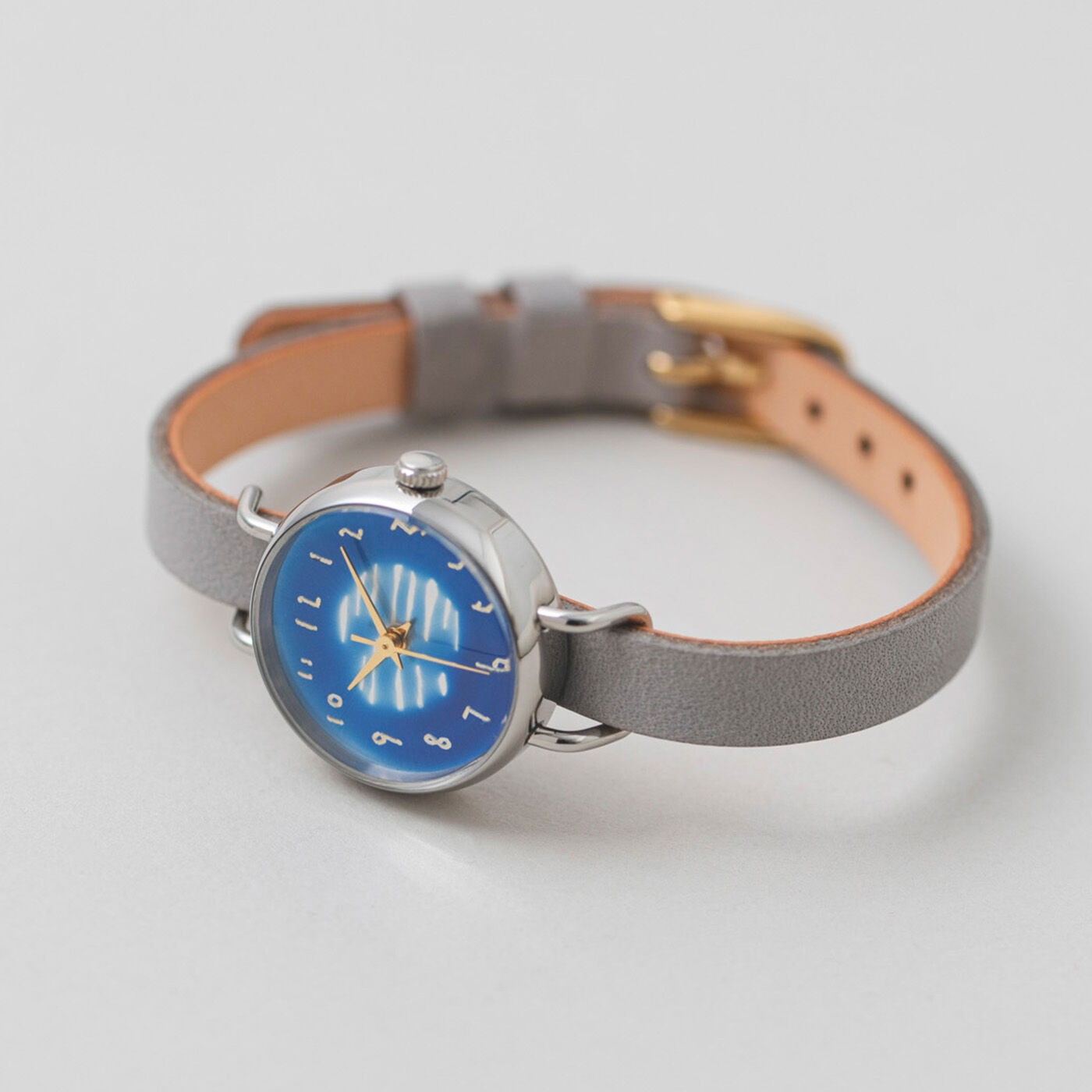 ＆Stories|金沢の時計職人が手掛けた 水面に映る朧月に見惚れる腕時計〈グレー〉|月明りの夜をイメージしたグレーのベルトとシルバーのフレームで、文字盤の青色を上品に引き立てます。