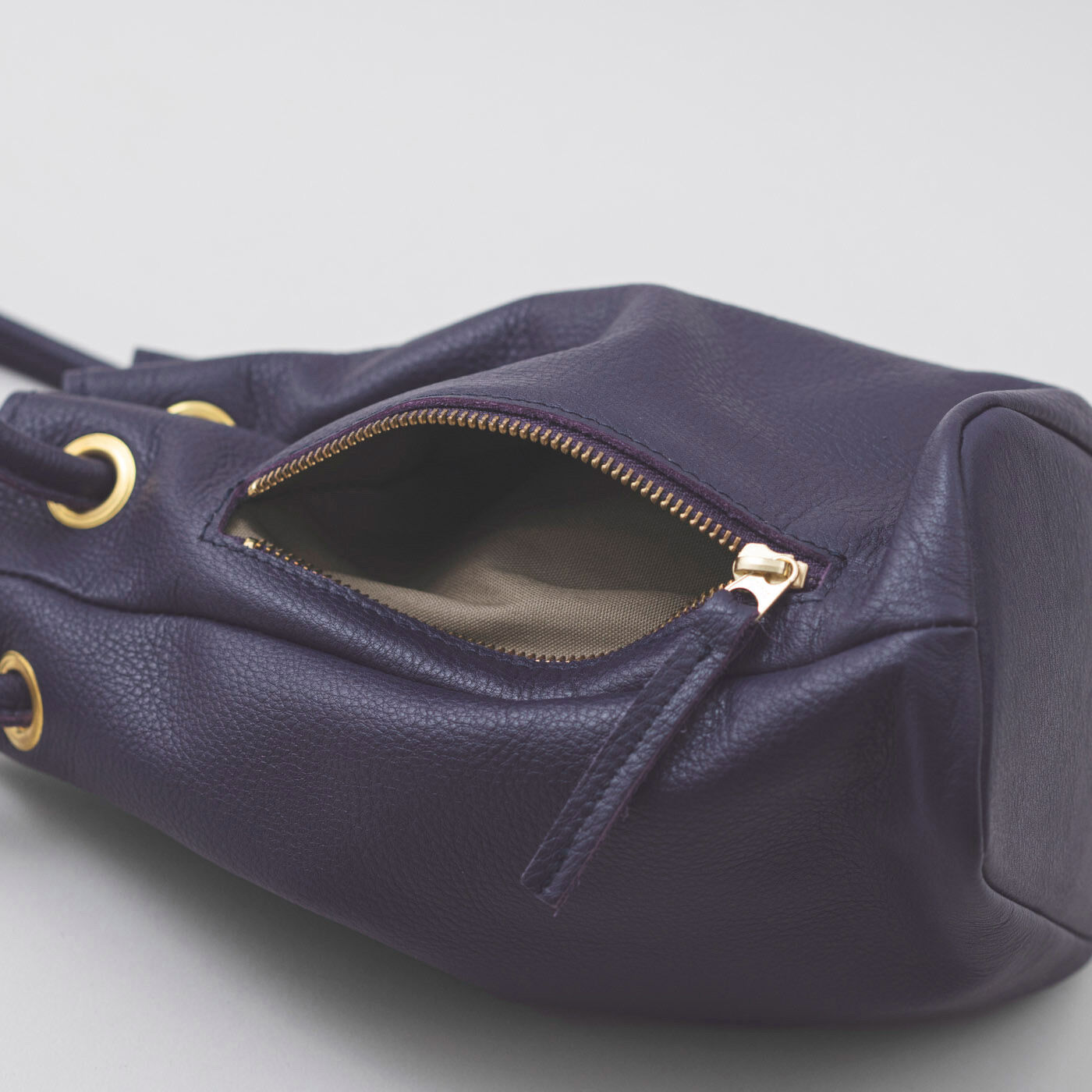＆Stories|福岡の鞄作家が作った 職人本革の巾着バッグ〈葡萄色〉|サイドのファスナーポケットは別室になった仕様。