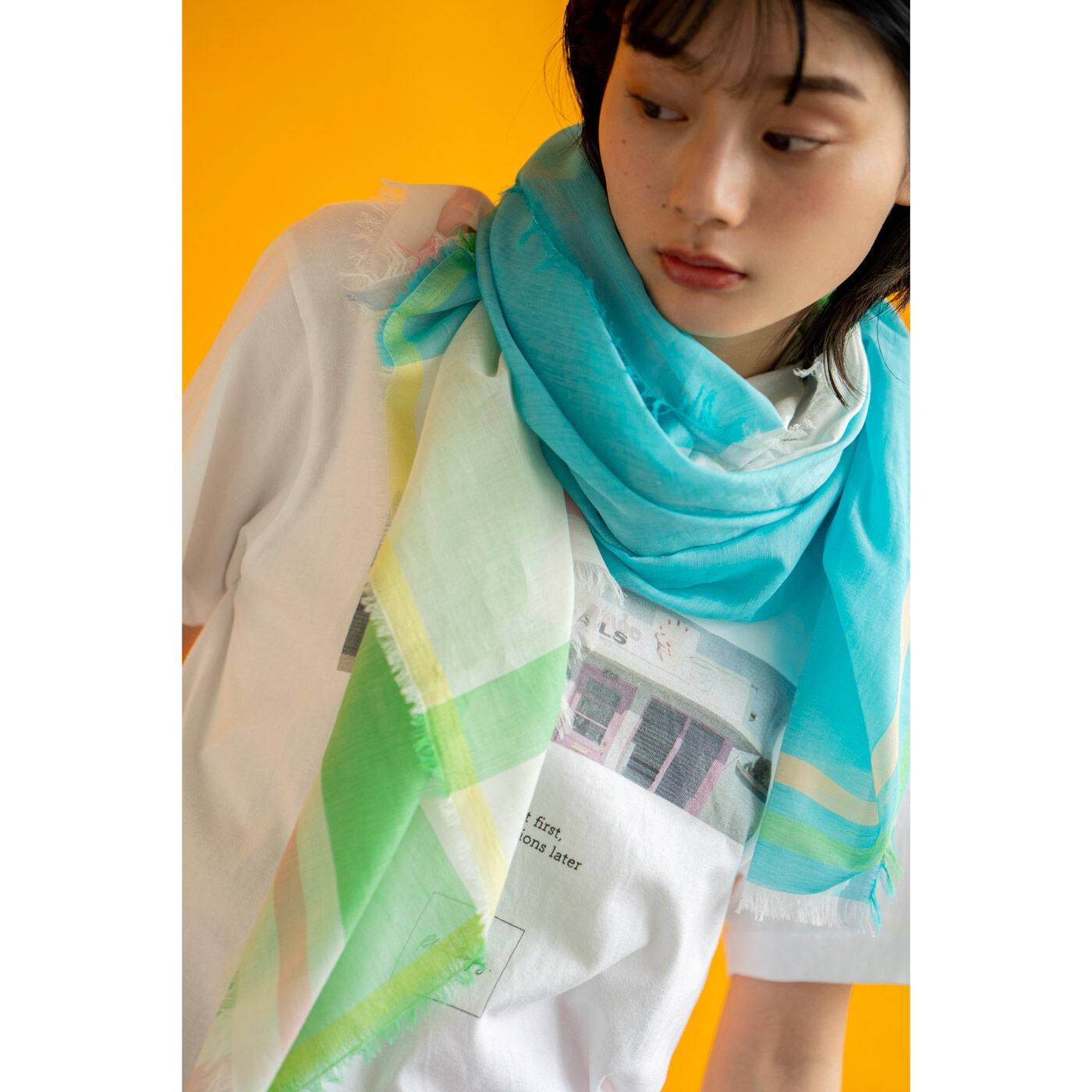 ＆Stories|テキスタイルデザイナーと作った 播州織のそよ風みたいなストール〈カプリマリンブルー〉|巻き方によっていろいろな色や柄が現れて、着こなしを彩ります。
