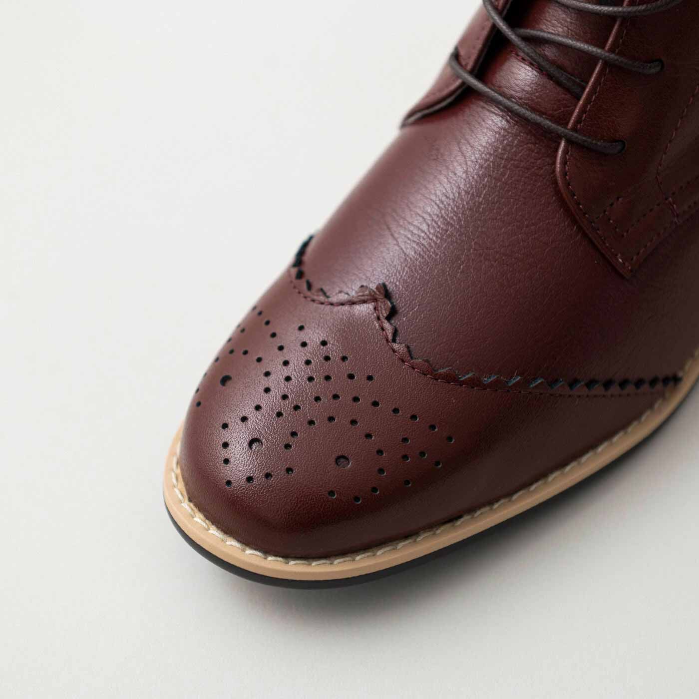 ＆Stories|長田の靴職人が作った　職人本革のウィングチップブーツ〈レッドブラウン〉|メンズライクな装飾ながら、さりげないアクセントで着こなしをクラスアップしてくれます。