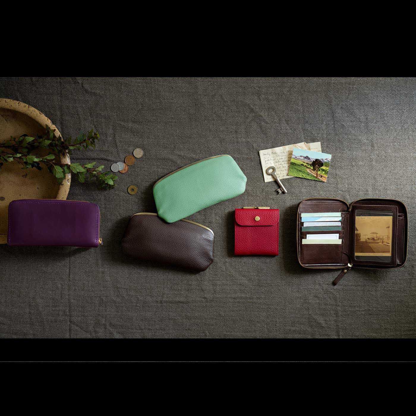 ＆Stories|福岡の鞄作家と作った 職人本革のカフェウォレット〈グレープ色〉|春は新しい財布を使い始めると金運が上がると言われている縁起のよいシーズン。ぜひ新しいお財布と、新しい毎日を始めてください。