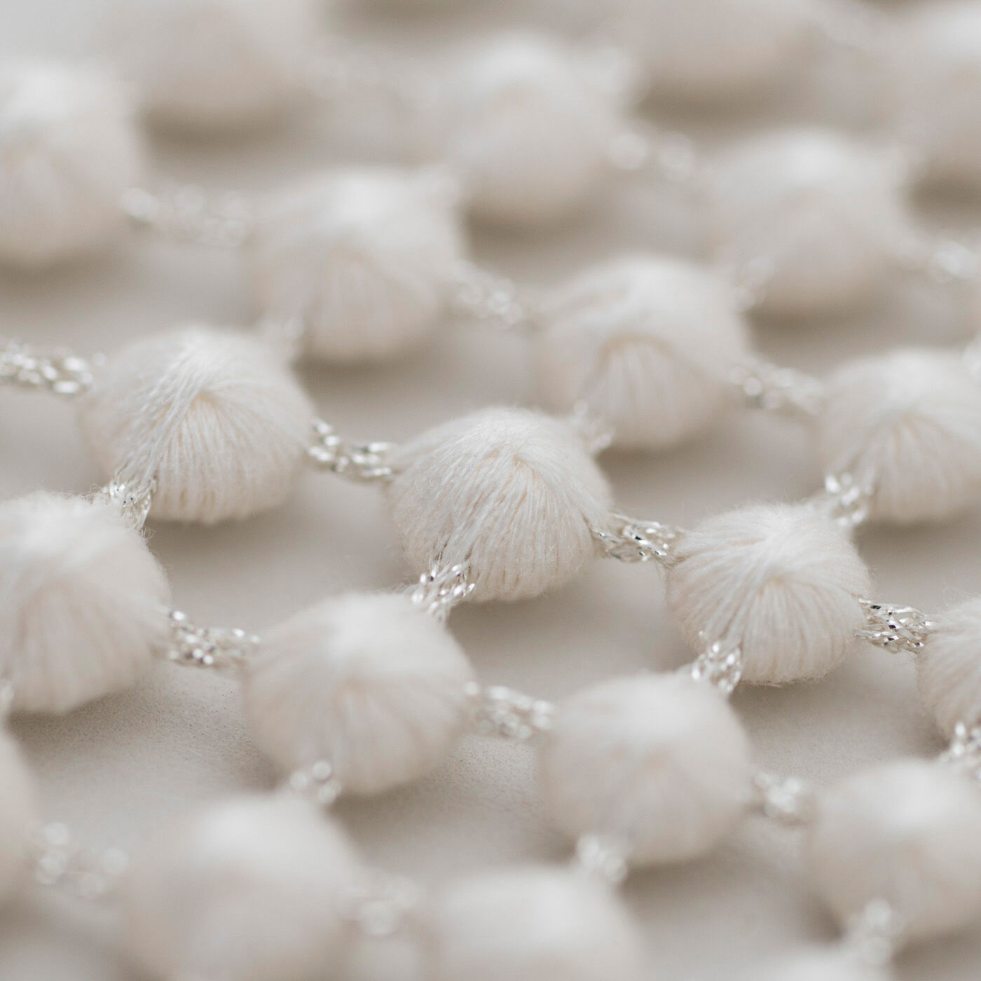 ＆Stories|群馬の刺繍工房が作った 糸の宝石の衿飾りネックレス〈アイボリー×シルバー〉|職人技と最先端の技術から生まれた球体刺繍は、宝石のような美しさ。繋ぎ部分には、銀色のラメ糸を使用しています。