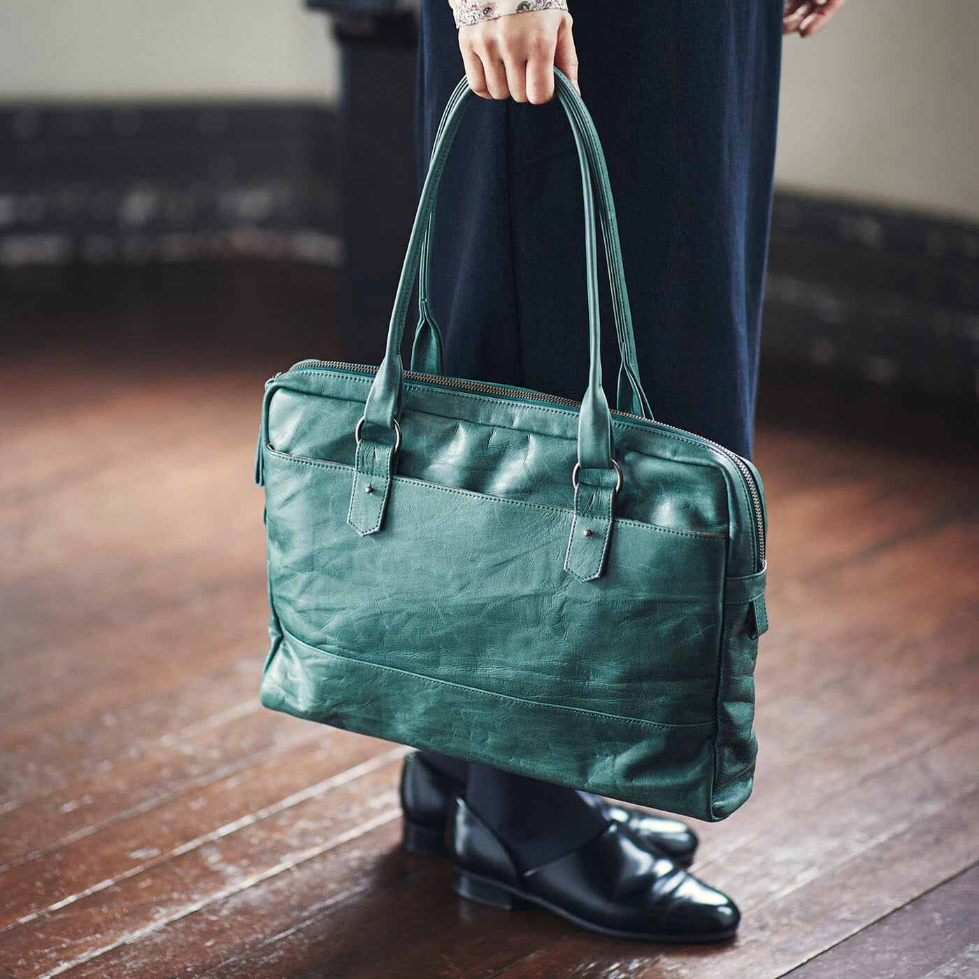 ＆Stories|鞄デザイナーと作った 職人本革のブリーフバッグ〈ブリリアントターコイズ〉[本革　鞄：日本製]|10年ほど前に誕生したブリーフバッグは、ちょっとおじさんぽいデザインが特徴。プロジェクトリーダー・山猫の父が昔使っていた、昭和のお仕事鞄がお手本です。