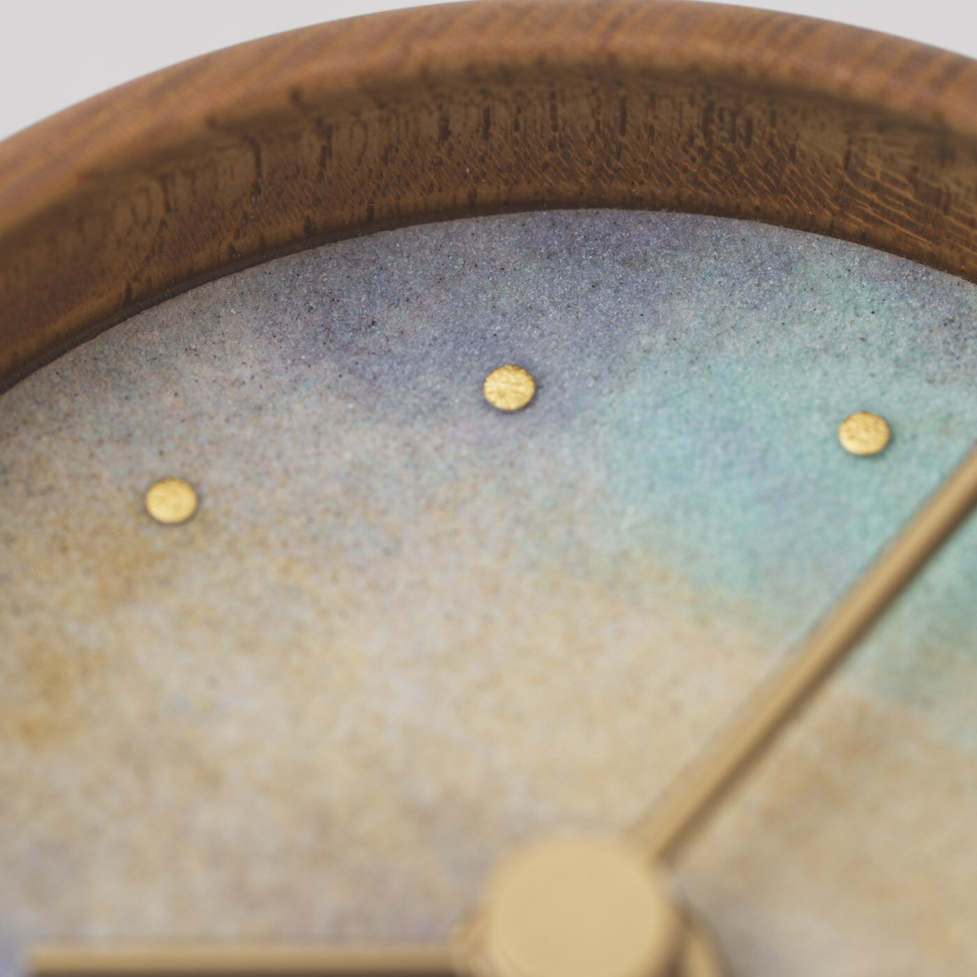 ＆Stories|金沢の時計職人が手掛けた 絵画に見惚れる欅の置時計〈ペガサスにのるミューズ〉