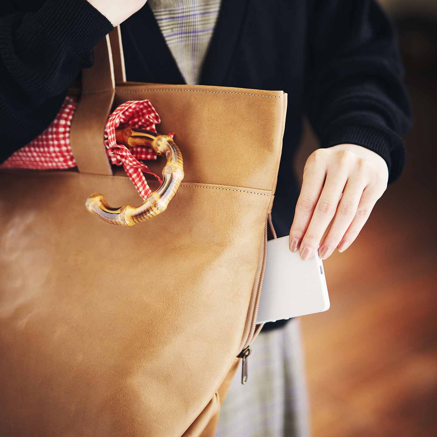＆Stories|プロダクトデザイナーと作った 職人本革のお仕事鞄〈ミルクティーベージュ〉[本革　鞄：日本製]|外側のファスナーポケットや内ポケットなど、必要なものがすぐ取り出せる工夫も充実。