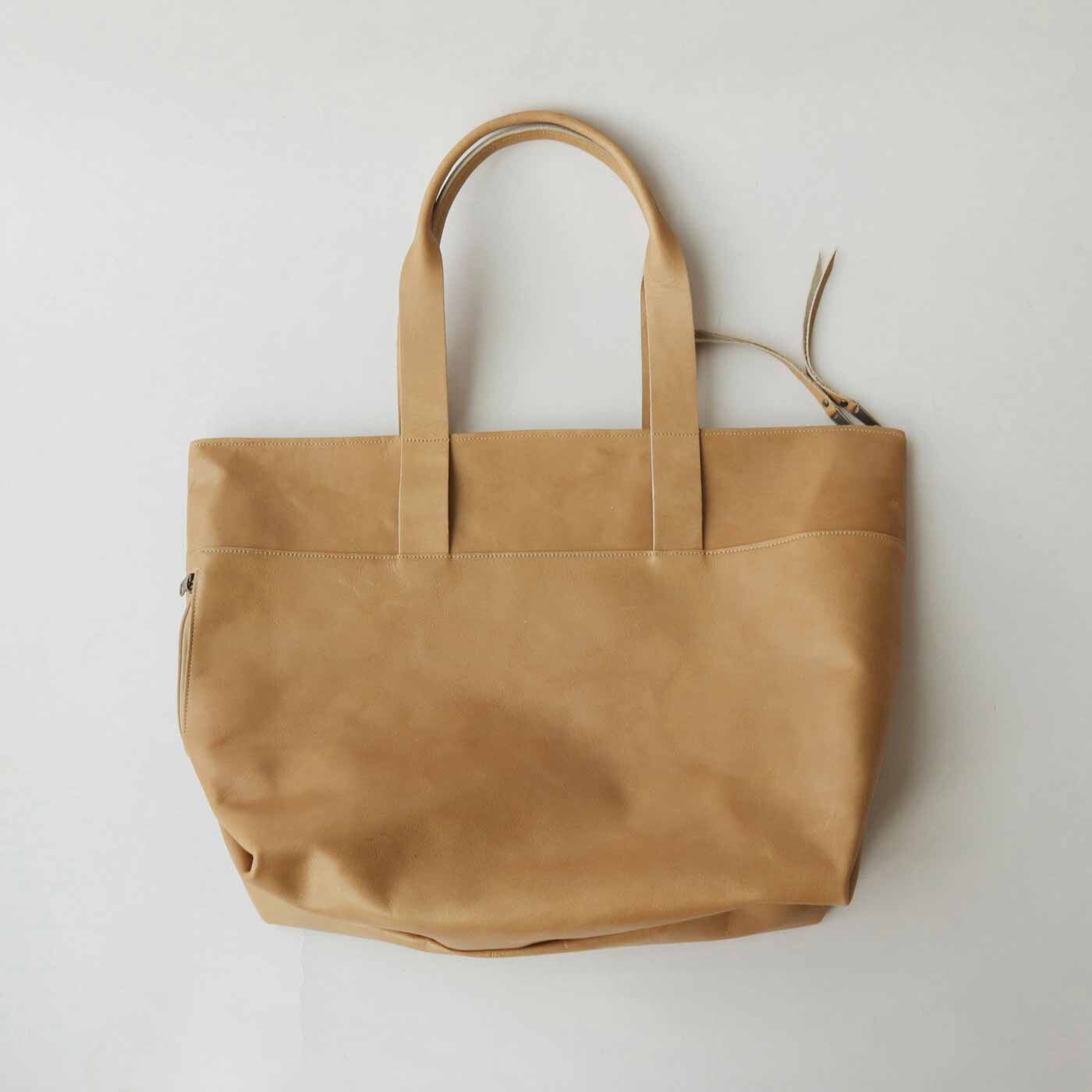 ＆Stories|プロダクトデザイナーと作った 職人本革のお仕事鞄〈ミルクティーベージュ〉[本革　鞄：日本製]|裏面です。