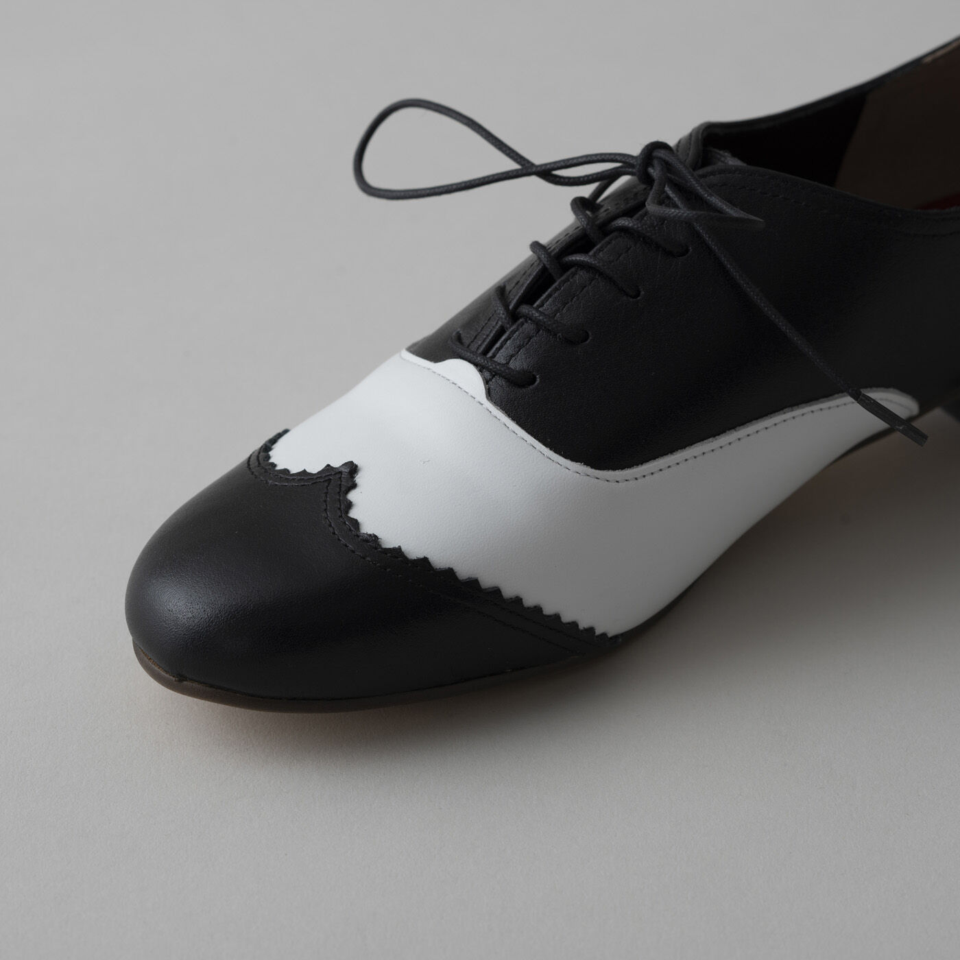 ＆Stories|長田の靴メーカーと作った　職人本革のレースアップシューズ〈ブラック×ホワイト〉