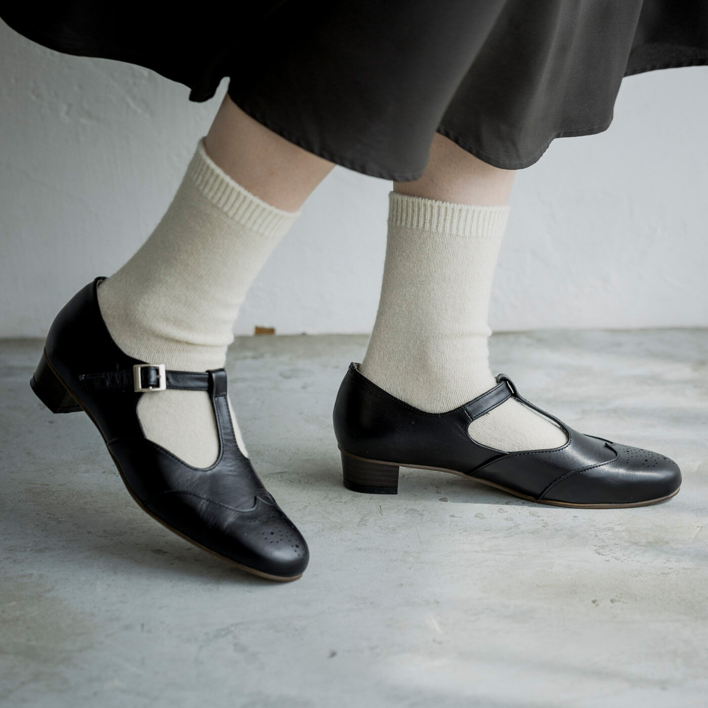＆Stories|靴デザイナーが欲しかった　職人本革のライトステップシューズ〈ブラック〉|Tストラップに包まれていると足がほっそり見えるから、この靴を履いていると自分の足に何度も見惚れてしまいます。