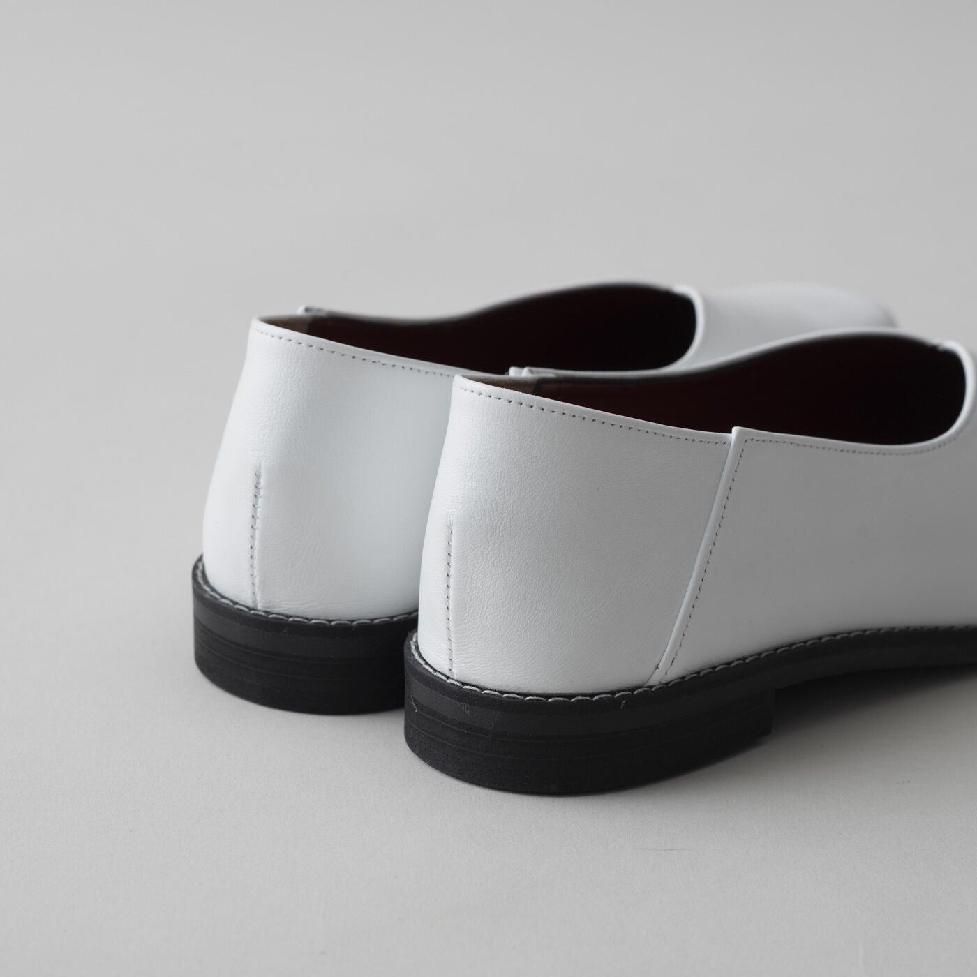 ＆Stories|長田の靴メーカーと作った　職人本革のスクエアノーズシューズ〈ホワイト〉|ほどよいヒール高と疲れにくいクッション性で、機能面もばっちり。