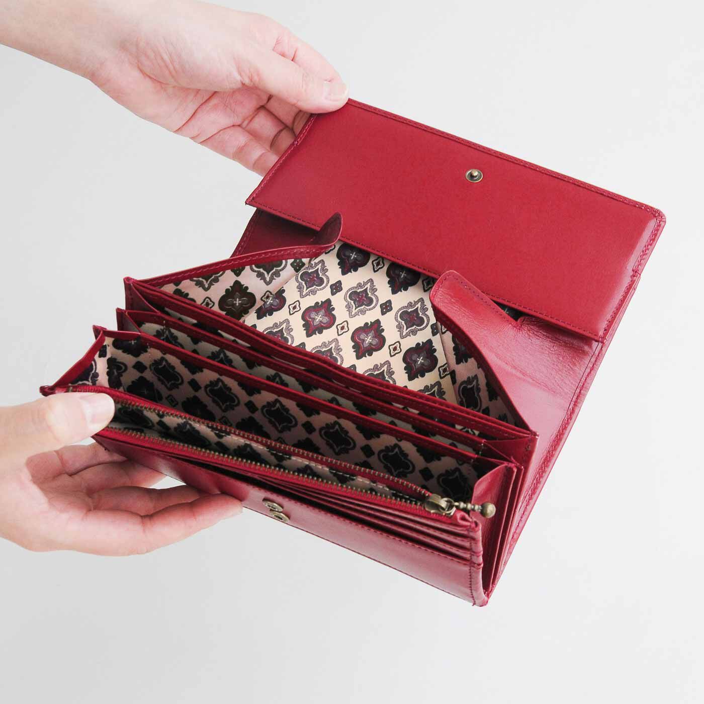 ＆Stories|職人仕上げの馬革ギャルソン財布〈薔薇色〉[本革 財布：日本製]|大きく開いて中身がさっと取り出せるデザインが特徴。
