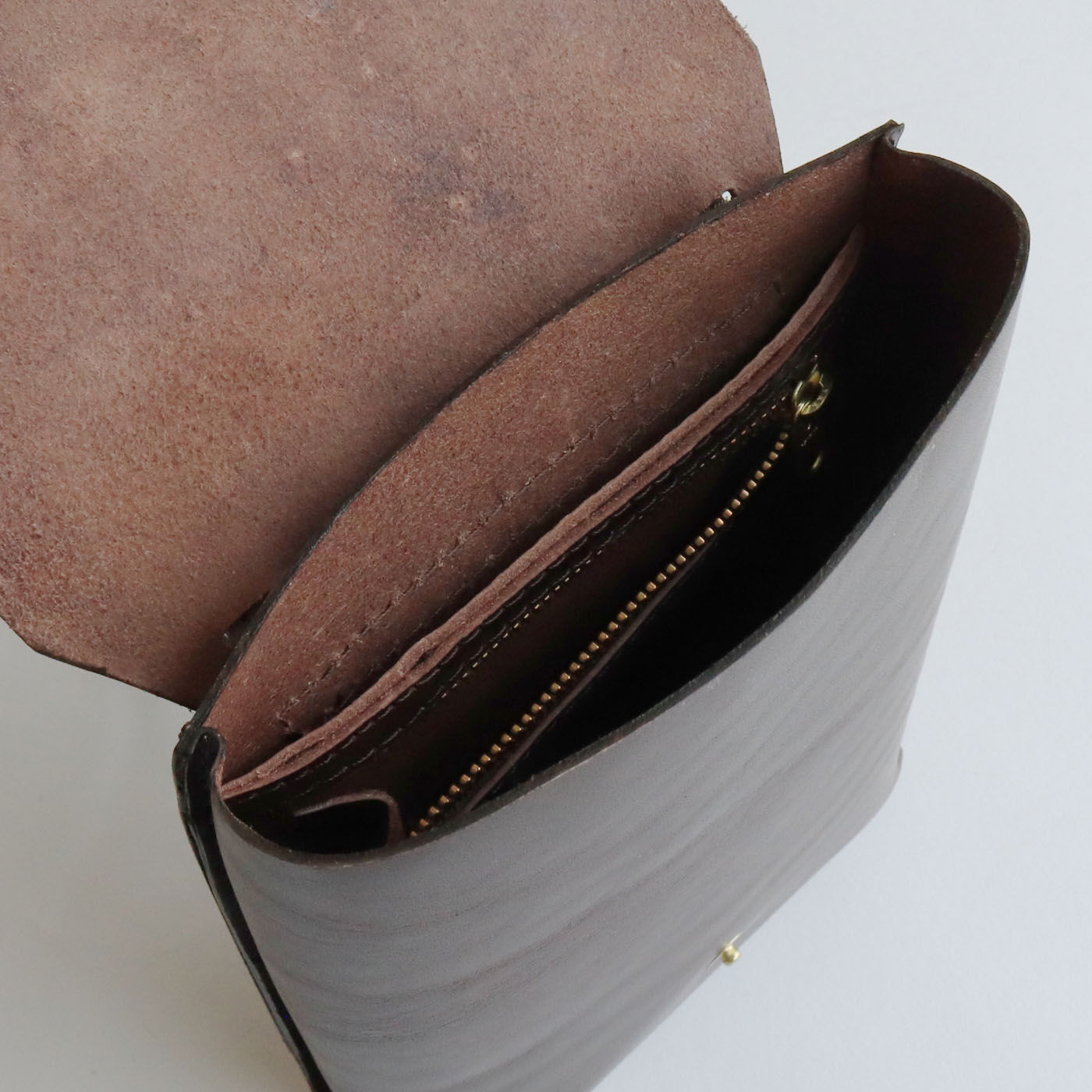 ＆Stories|福岡の鞄作家と作った 職人本革のアーネストバッグ〈ウッドブラウン〉|便利なファスナーポケット付き。