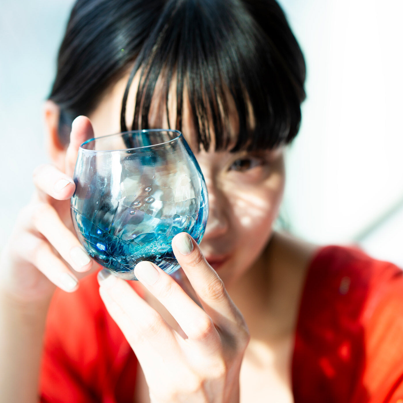 ＆Stories|小田原のガラス職人が作った　海の色が溶け込んだ宙吹きグラス〈丸型〉|まるで海の色が溶け込んだような色合いのグラスは、神奈川県小田原市のガラス工房〈glass calico〉製。