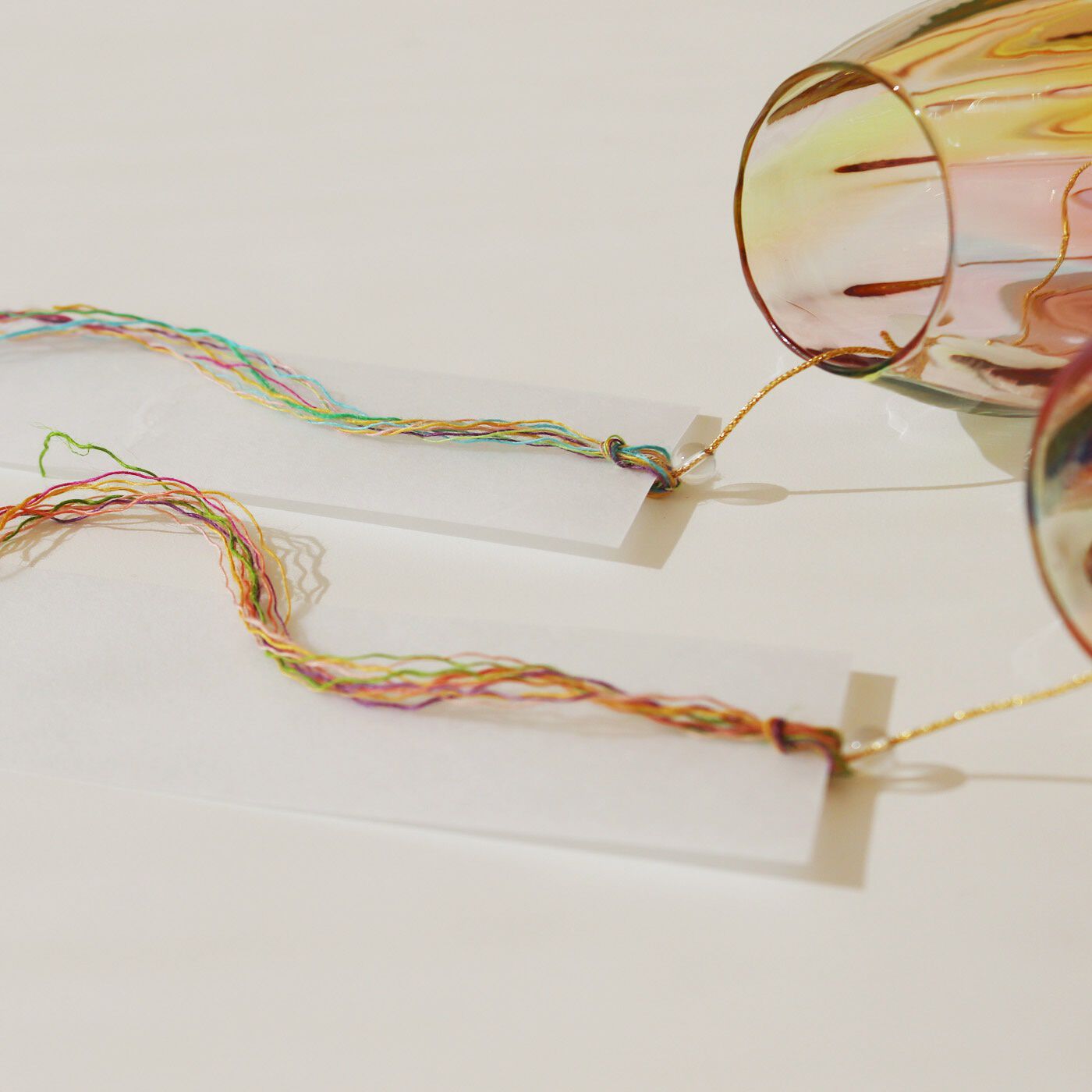 ＆Stories|小田原のガラス職人が作った　オーロラが溶け込んだ宙吹き風鈴|それぞれの風鈴のボディーに合わせて糸色を合わせるのもこだわりのひとつ。