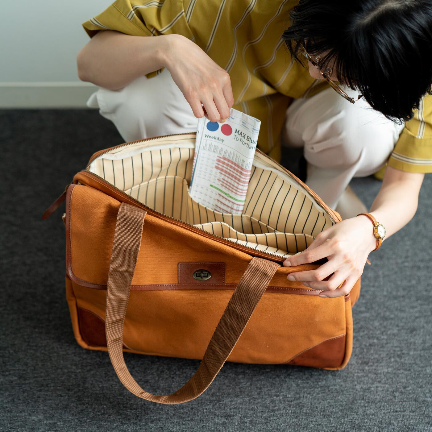 ＆Stories|アートディレクターと作った 職人帆布と本革遣いのトラベルバッグ〈ヴィンテージキャメル〉|「書類と衣類をひとつの鞄に整理して入れられること」という置田さんの理想通り、大容量でありながら、中身が仕分けできる鞄です。