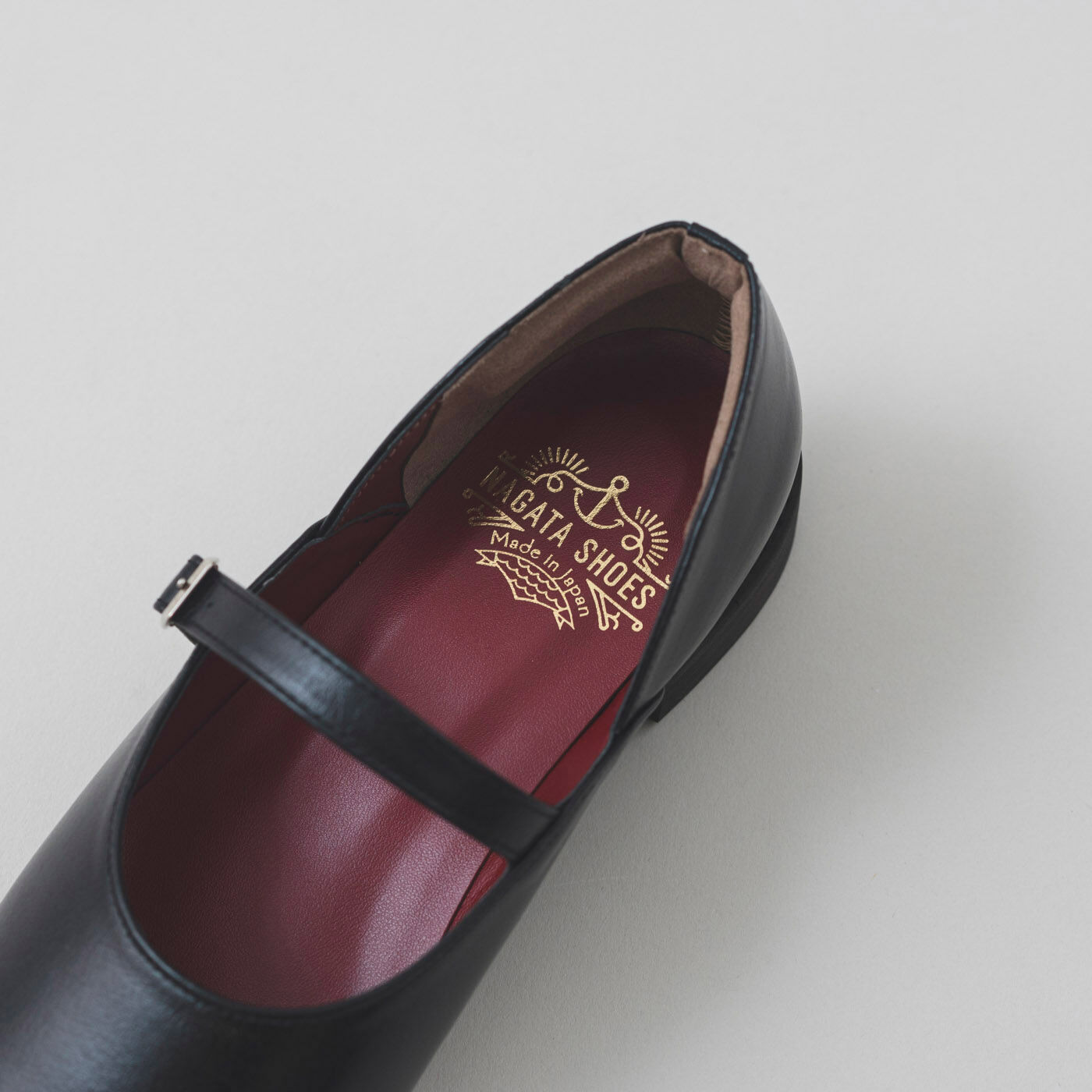 ＆Stories|靴デザイナーの理想で作った 職人本革のレジェルテシューズ〈ブラック〉|中敷きは、ドラマティックなワインレッド色。