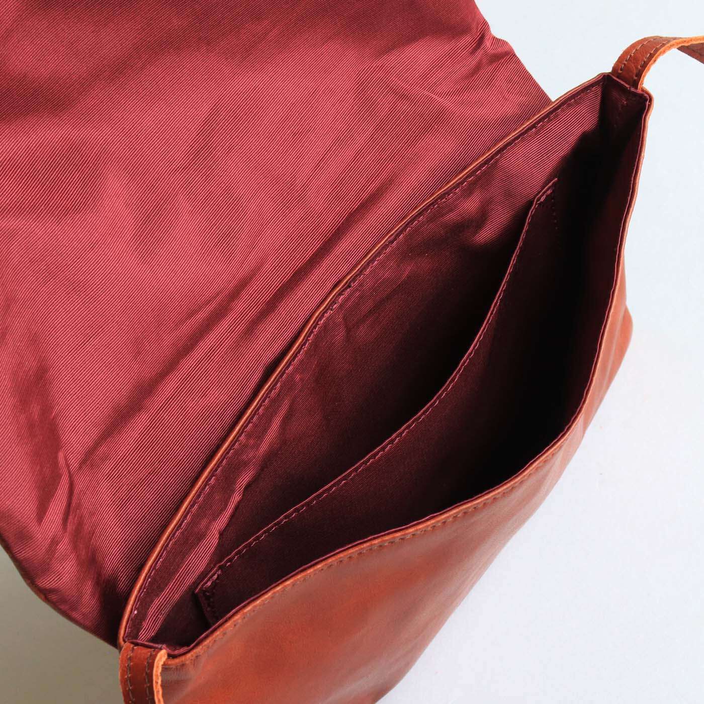 ＆Stories|服飾作家と作った 職人本革のショルダーワークバッグ〈ブラウン〉|内側はポケット1個付き。