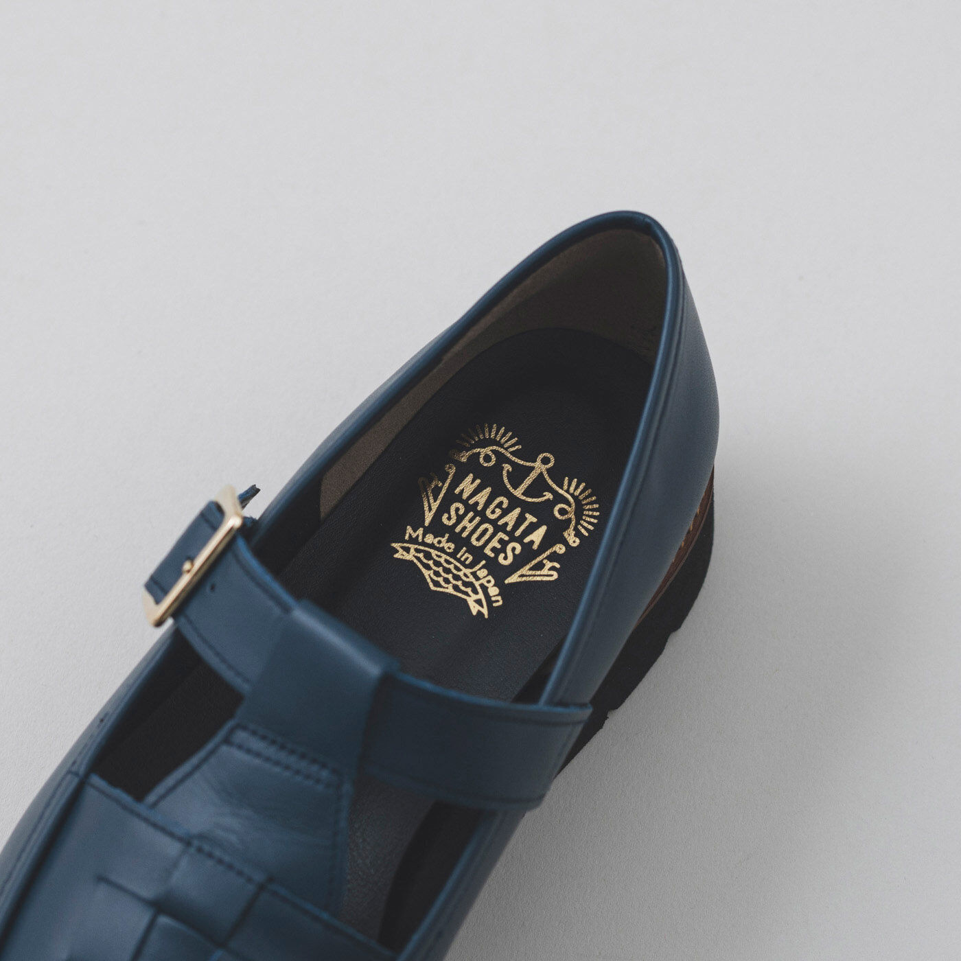 ＆Stories|靴デザイナーの理想で仕上げた 職人本革のTストラップローファー〈ネイビー〉|中敷きには、カッコイイ金色の箔押し。