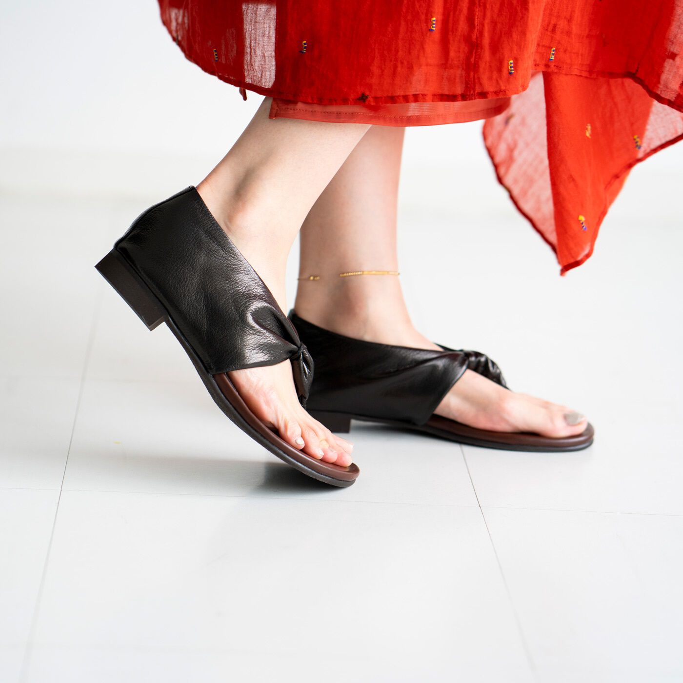 ＆Stories|靴デザイナーの理想で作った　職人本革のスクイーズトング〈ブラック〉|素足でペディキュアとのコーディネートを楽しむのはもちろん、5本指や足袋ソックスと合わせてシーズンレスに履きこなしても素敵です。