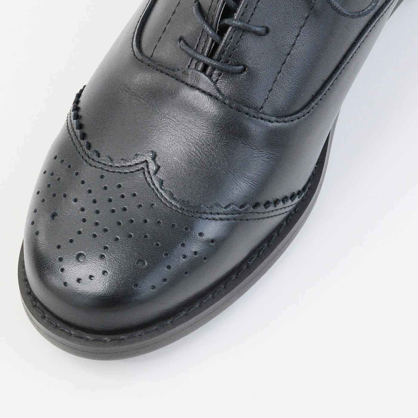 ＆Stories|長田靴職人が叶えた 本革ハーフウィングチップ〈ノアール〉[本革 靴：日本製]|装飾はつま先部分のみ。サイドまで穴飾りが施されたフルブローグに比べて重苦しくなく、すっきり見えるのが特徴です。