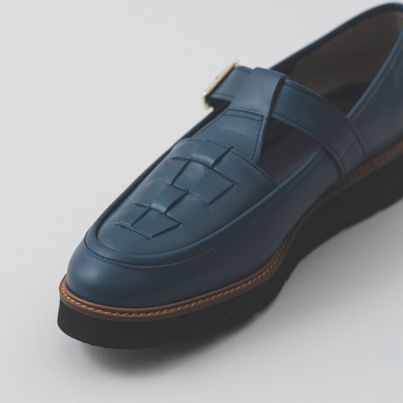 ＆Stories|靴デザイナーの理想で仕上げた 職人本革のTストラップローファー〈ネイビー〉