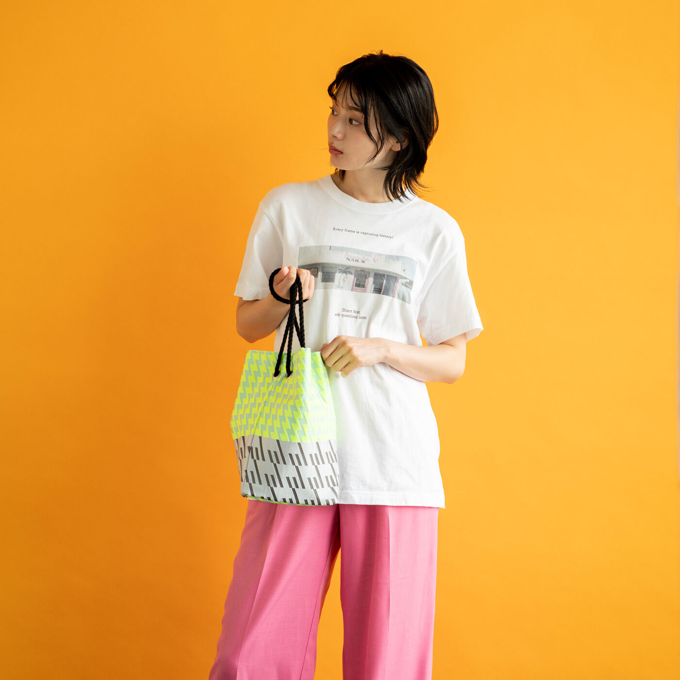 ＆Stories|テキスタイルデザイナーと作った 播州織のダズリングバッグ〈ナイトネオン〉|これひとつで一気におしゃれ見え。鮮やかな蛍光カラーは持つだけで気分も上がります。