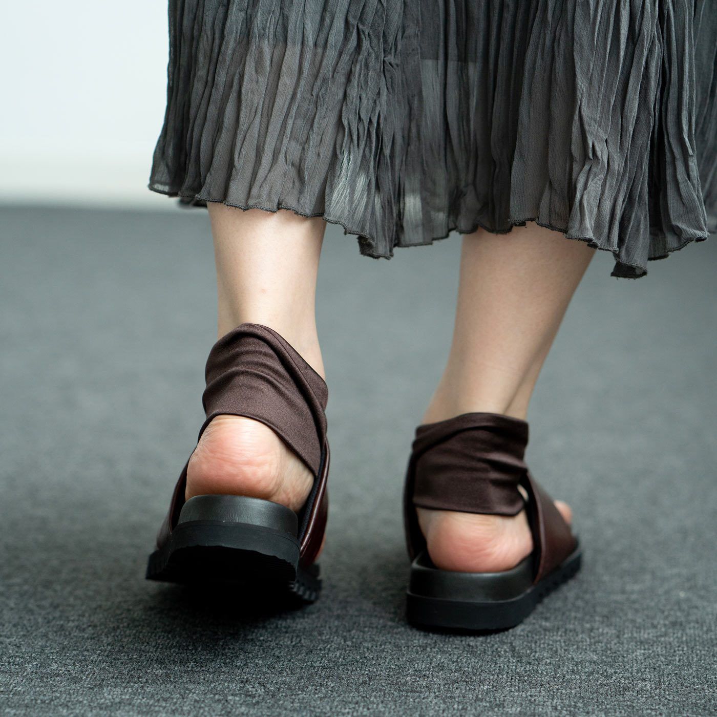 ＆Stories|靴デザイナーの理想で仕上げた 職人本革のトングシューズ〈クロコ型押し柄・ブラウン〉|ストレッチ性のあるストラップが足にしっかりフィットしてスイスイ歩けます。