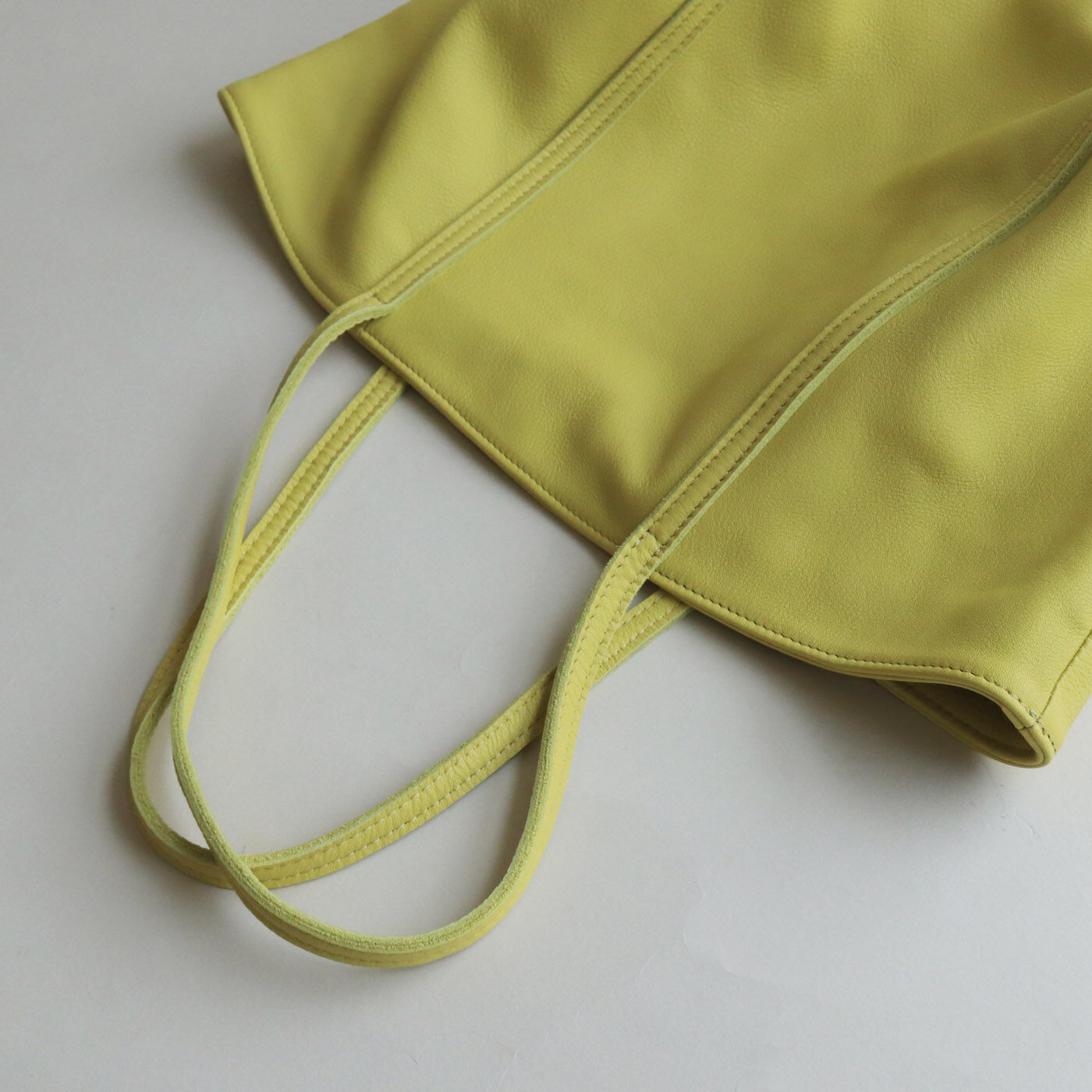 ＆Stories|福岡の鞄作家と作った 職人本革のトゥーシーンバッグ〈ライムイエロー〉|華奢な持ち手が軽やかで上品。