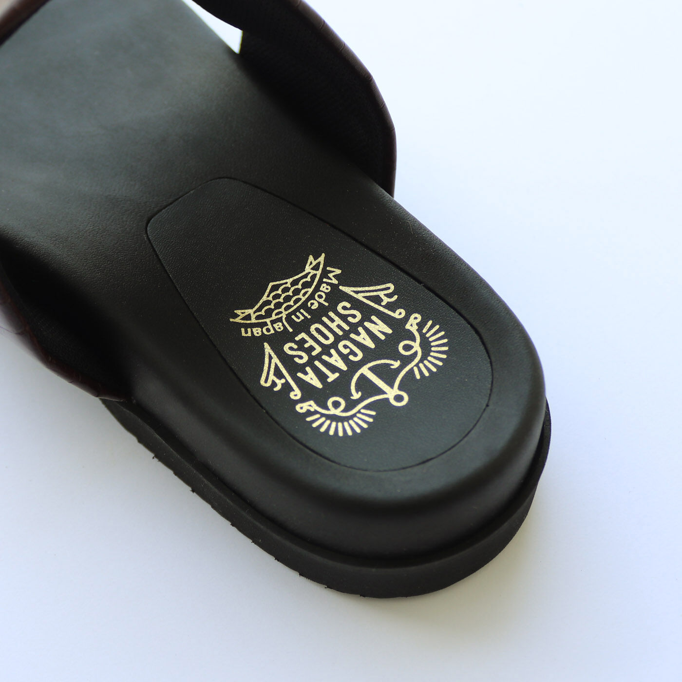 ＆Stories|靴デザイナーの理想で仕上げた 職人本革のトングシューズ〈クロコ型押し柄・ブラウン〉|かかとにもかわいいロゴプリント。