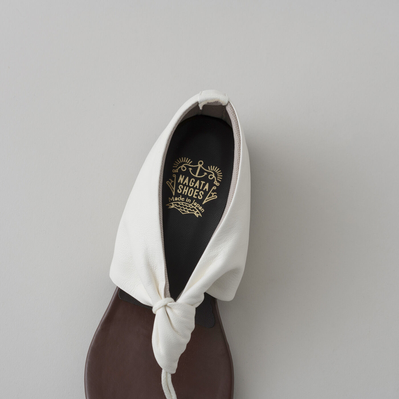 ＆Stories|靴デザイナーの理想で作った　職人本革のスクイーズトング〈ホワイト〉|中敷きは、高級感あるダークブラウン色。