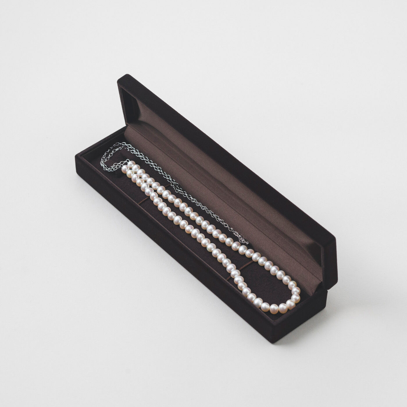 ＆Stories|神戸の老舗真珠メーカーが手掛けた 淡水パールのチェーンネックレス〈シルバー925〉|高級感あるケースに入れてお届けします。贈り物にもぴったり。