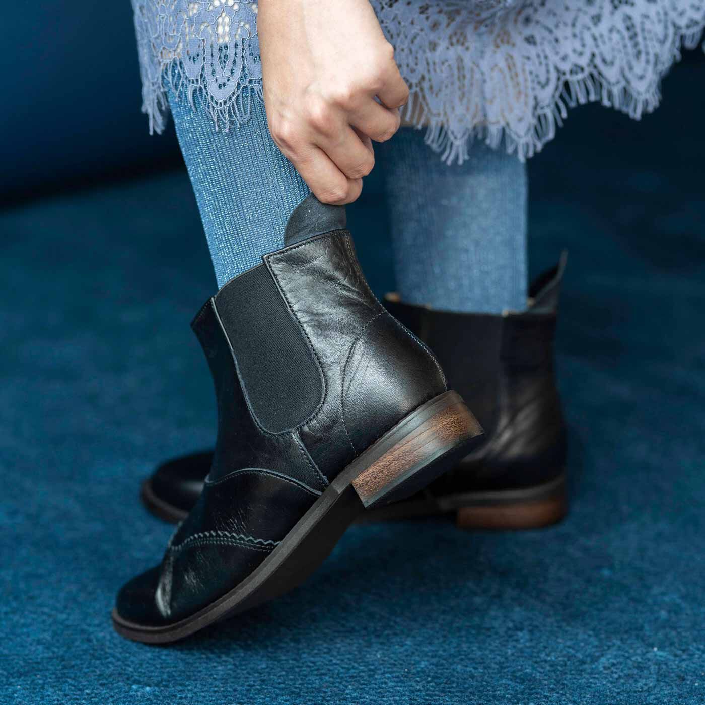＆Stories|長田靴職人の本革仕立て 凛々しいサイドゴア レザーブーツ〈ブラック〉[本革 ブーツ：日本製]|全方位どこから見ても美しく、特に足首のラインは後ろ姿まで完璧。