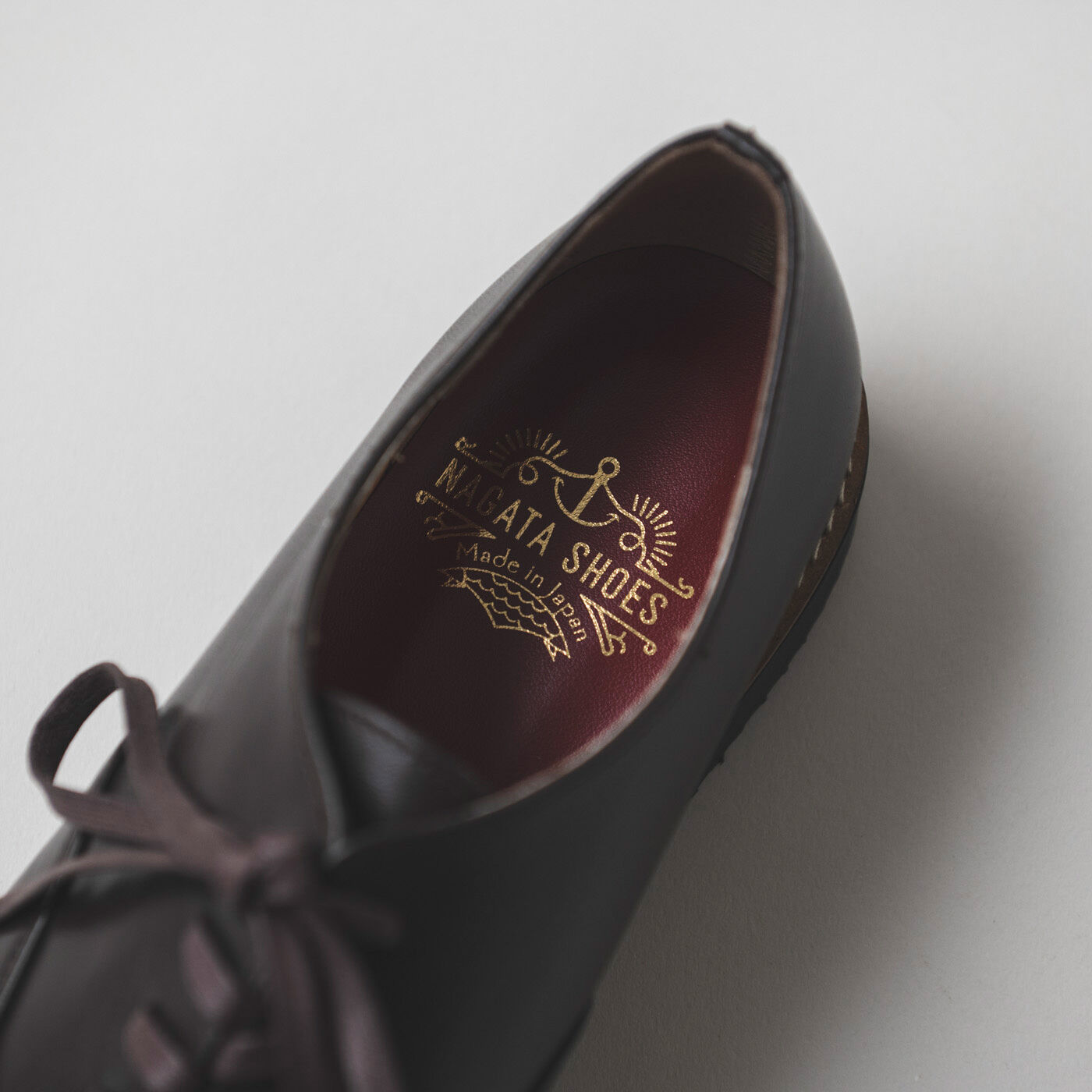 ＆Stories|長田の靴職人が作った 職人本革のポストマンシューズ〈ダークブラウン〉|中敷きはドラマチックなワインレッド色。