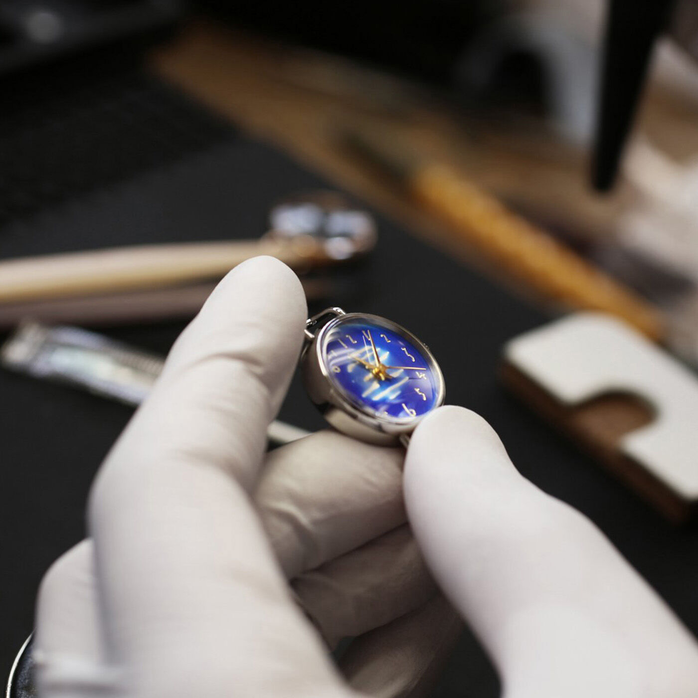 ＆Stories|金沢の時計職人が手掛けた 水面に映る朧月に見惚れる腕時計〈グレー〉