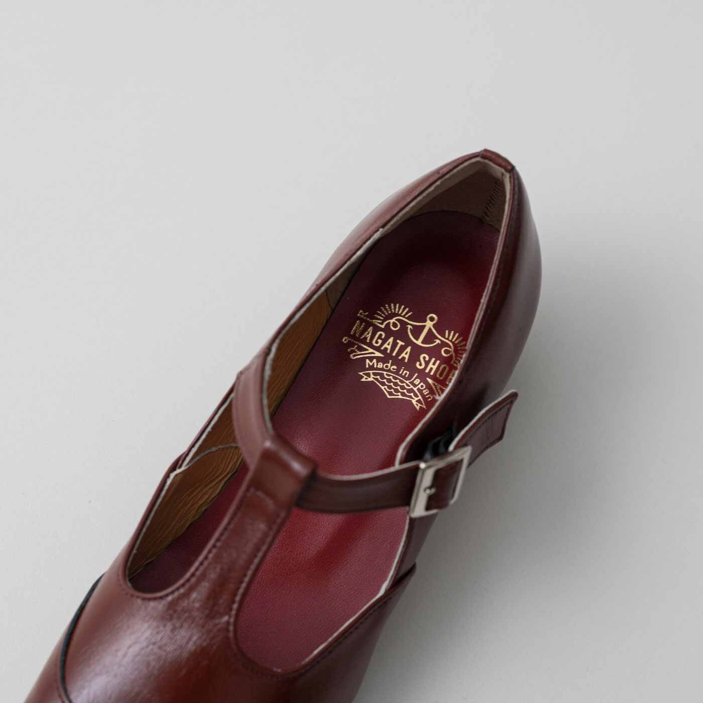 ＆Stories|靴デザイナーが欲しかった　職人本革のライトステップシューズ〈レッドブラウン〉|中敷きはドラマティックなワインレッド色。