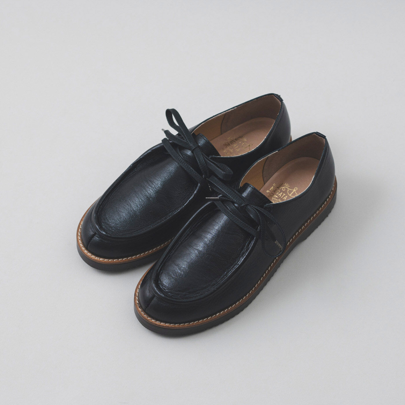 ＆Stories|長田の靴職人が作った 職人本革のモカシンシューズ〈ブラックスピネル〉|幅広・甲高の足もすっぽり包み、フィットします。