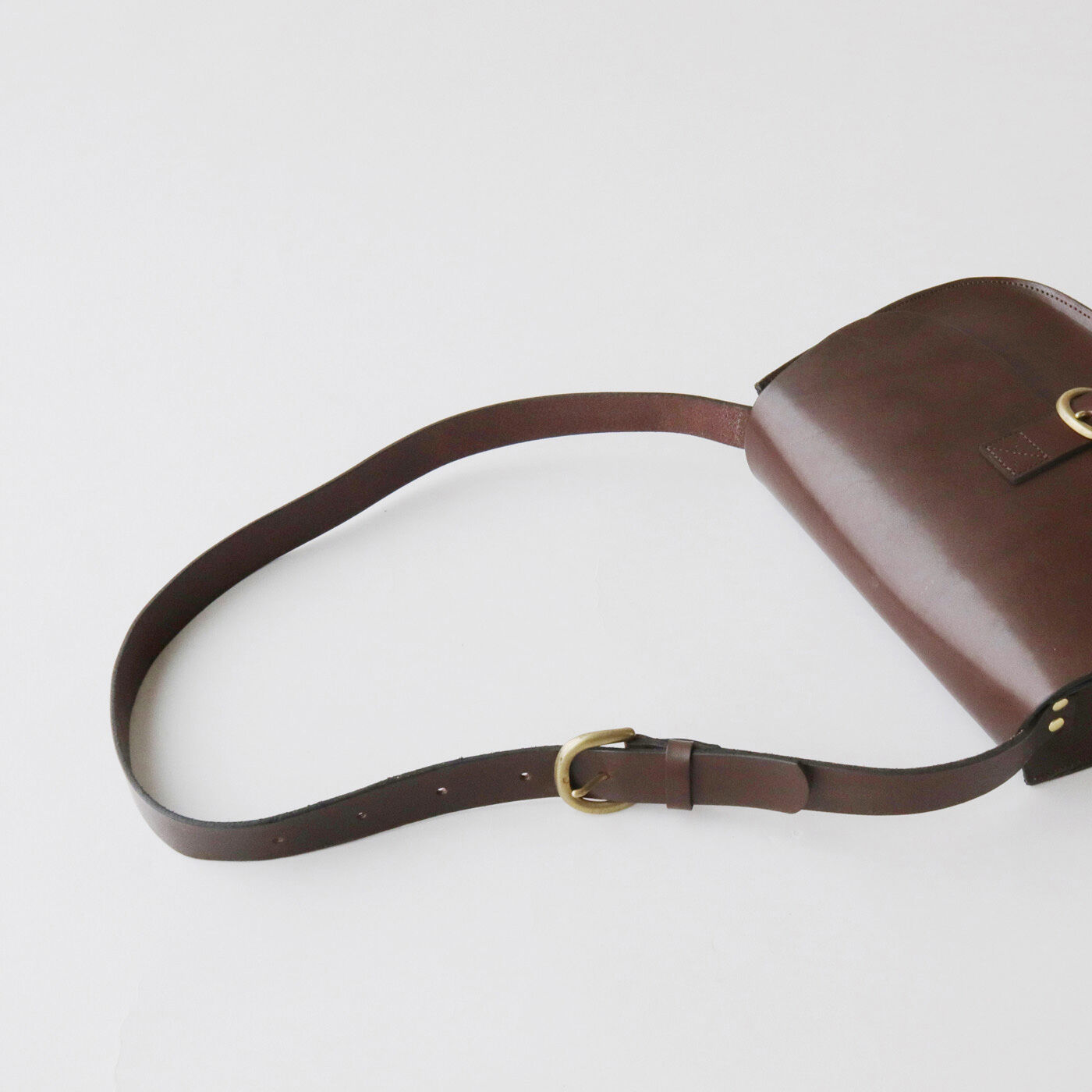 ＆Stories|福岡の鞄作家と作った 職人本革のフォートバッグ〈ウッドブラウン〉[本革　鞄：日本製]|ショルダーストラップは全長約83〜99cmも調節が可能です。