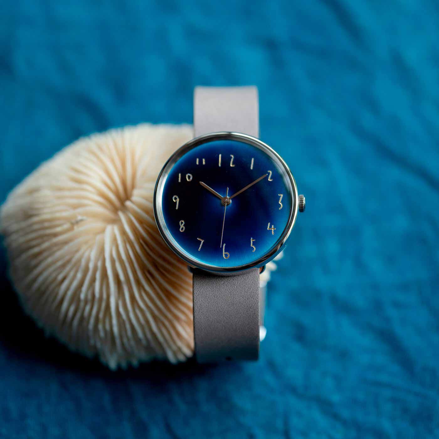金沢の時計職人が手掛けた 海底の深縹（こきはなだ）色に見惚れる腕時計〈白銀色〉