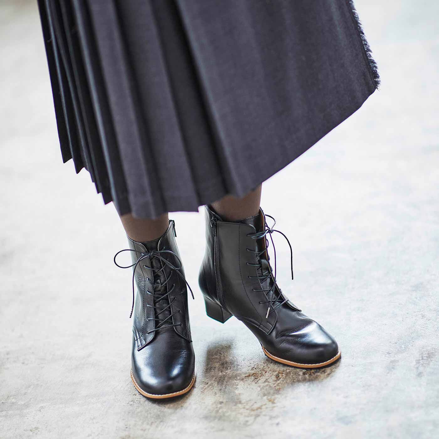 ＆Stories|長田の靴職人が作った 職人本革の凜とした編み上げブーツ〈ブラック〉|高さ5cmのヒールでも、これまでと変わらない履きやすさを実現しています。