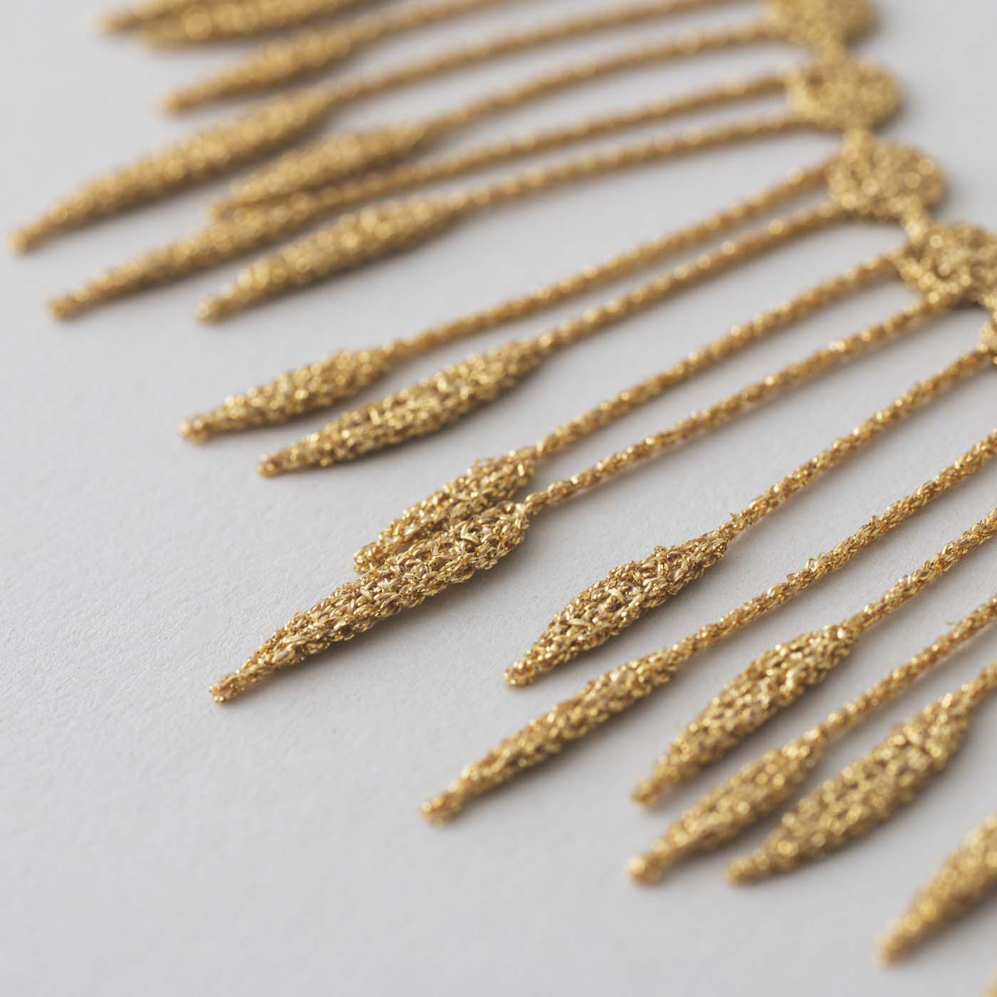 ＆Stories|群馬の刺繍工房が作った 糸の宝石のプランツネックレス〈ゴールド色〉
